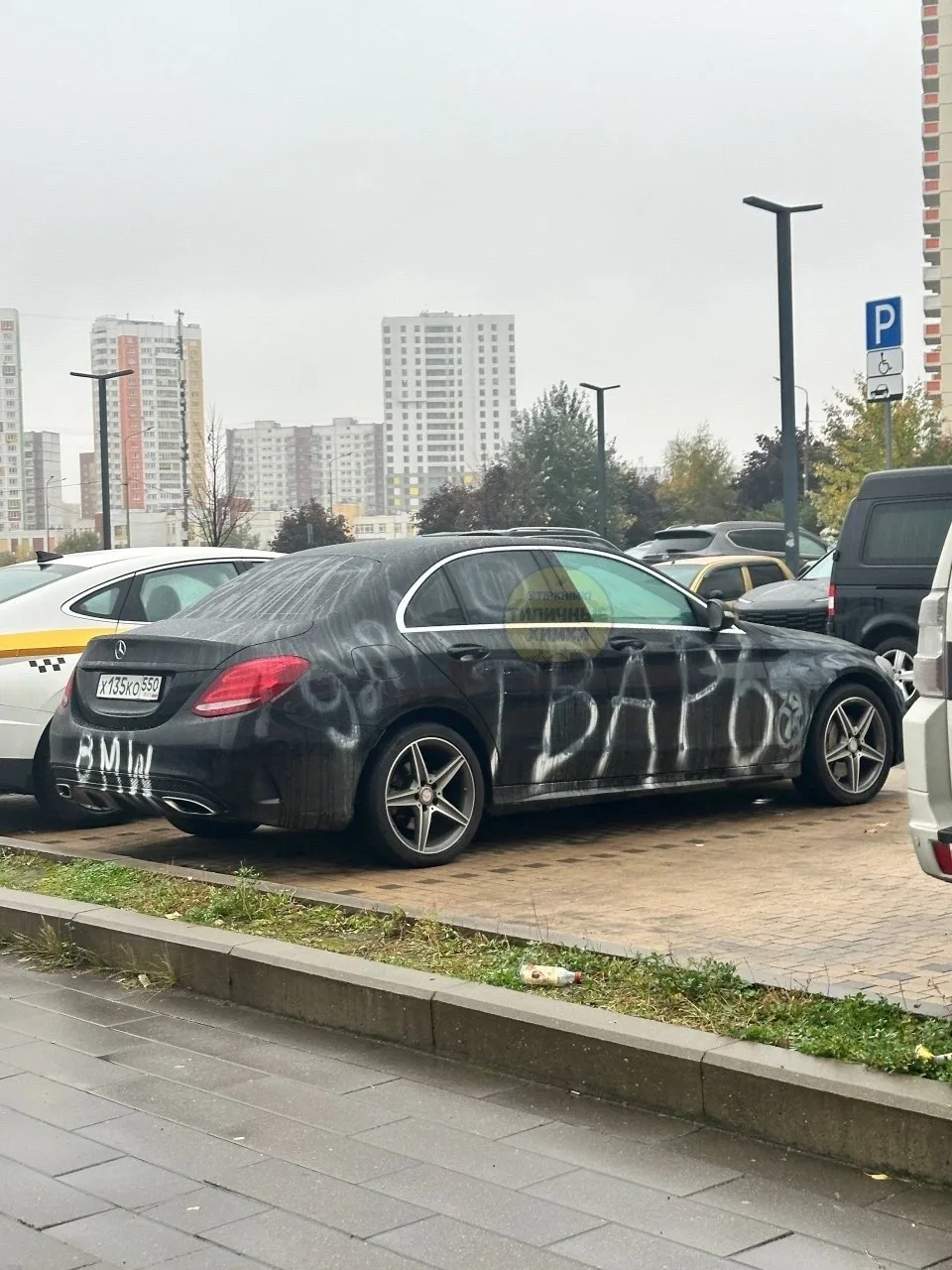 Необычный перфоманс на Мельникова 35! Это кому владелица Мерседеса так не угодила? 😅