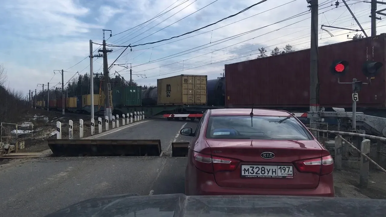 Внимание! Переезд на станции Акулово временно закроют. Причина — аварийное состояние пу...