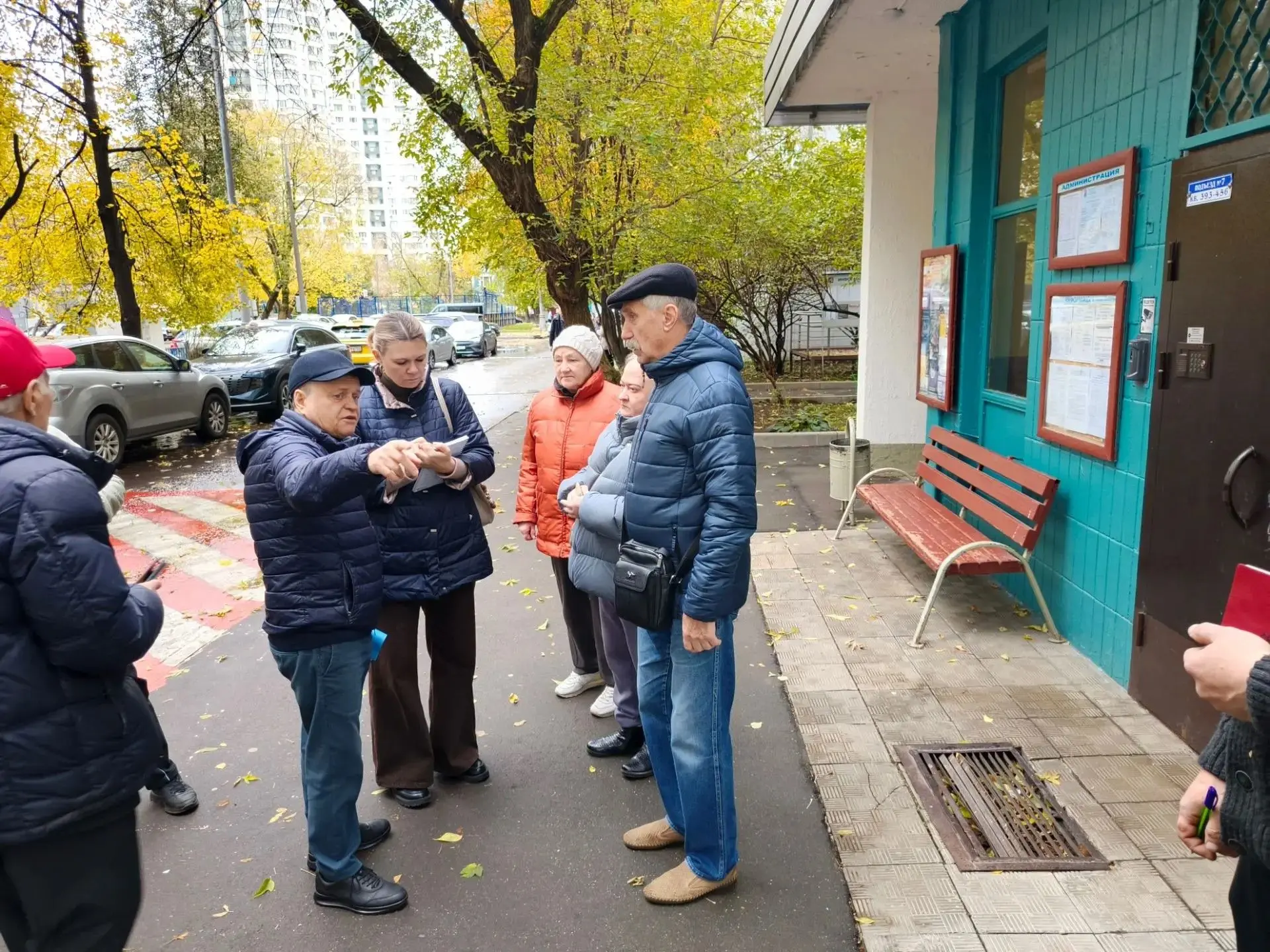 Сегодня, 10 октября, глава управы района Братеево Александр Воробьев совместно с началь...