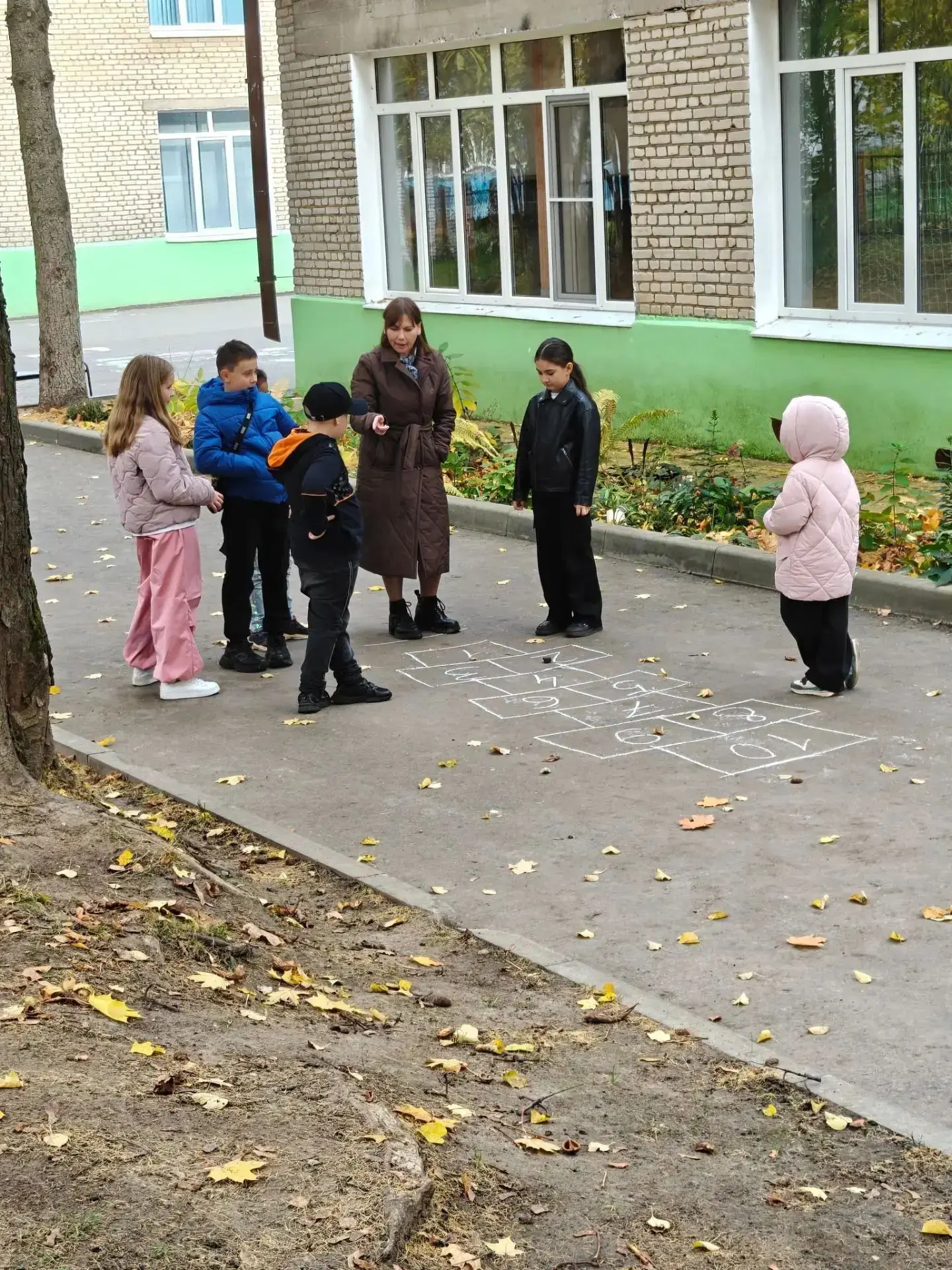 Сегодня в ДОЛ "Ромашка " -  день игрр и игрушек. Воспитатели лагеря показали в какие иг...