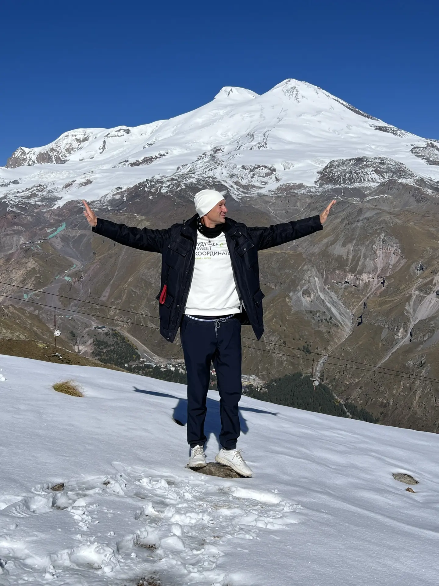 На Чегете сегодня так жарко, что пришлось раздеться 😀☀️ Всё-таки я фанат южного отдыха...