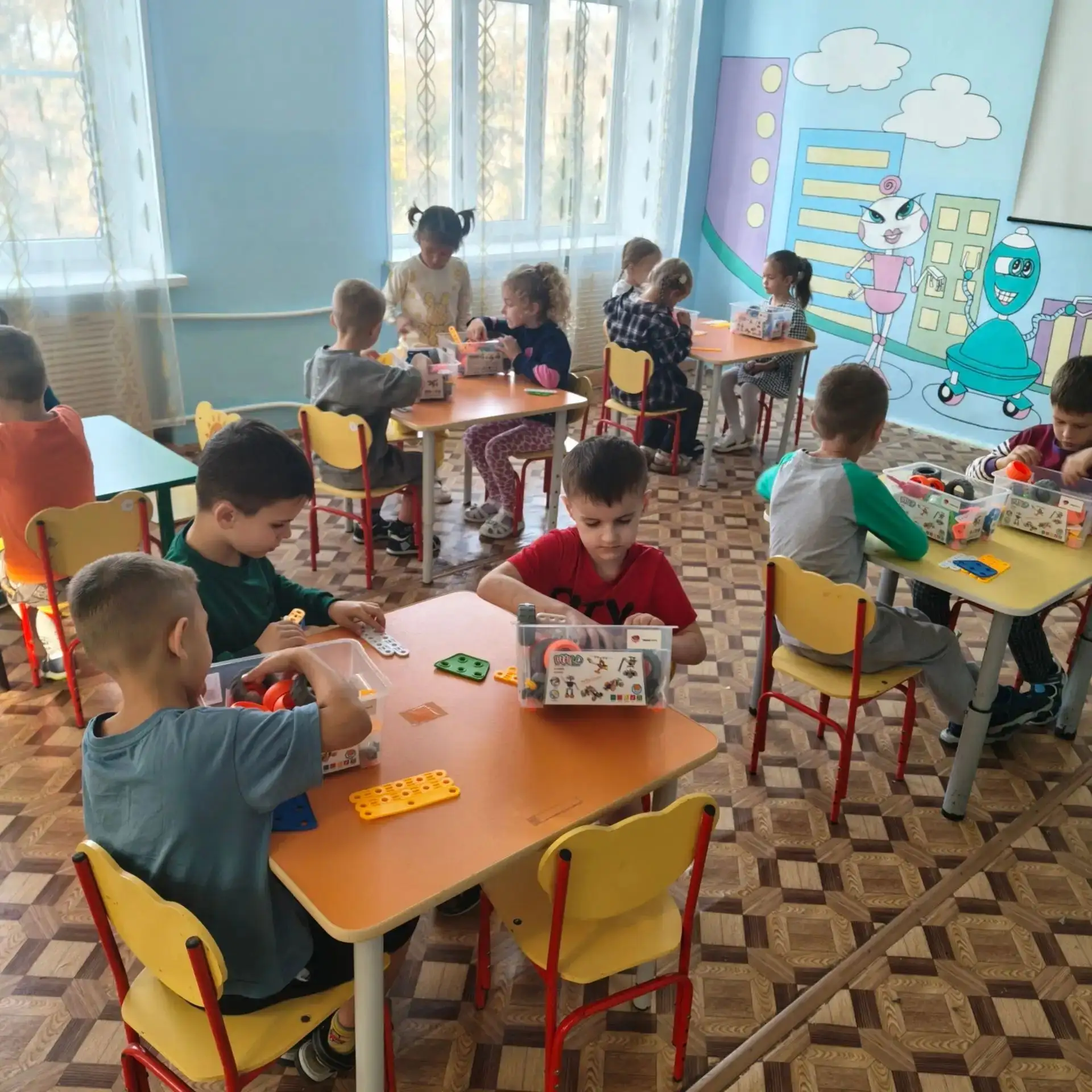 У учащихся объединения "Конструкторское бюро" МБУДО "ДООЦ" в детской группе садика «Тер...