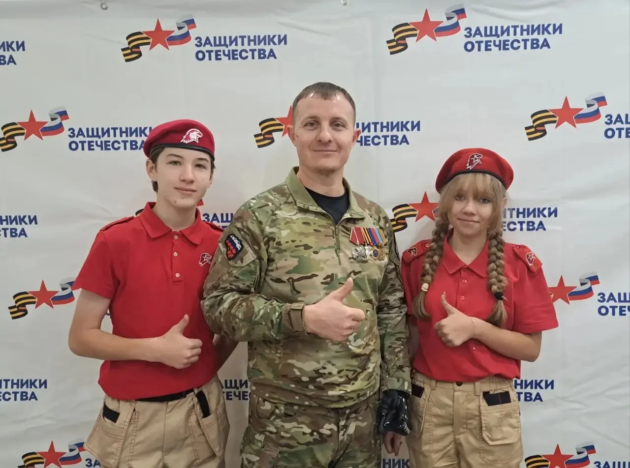 📌Наши Юнармейцы поздравили героев с Днем отца! 🎖️