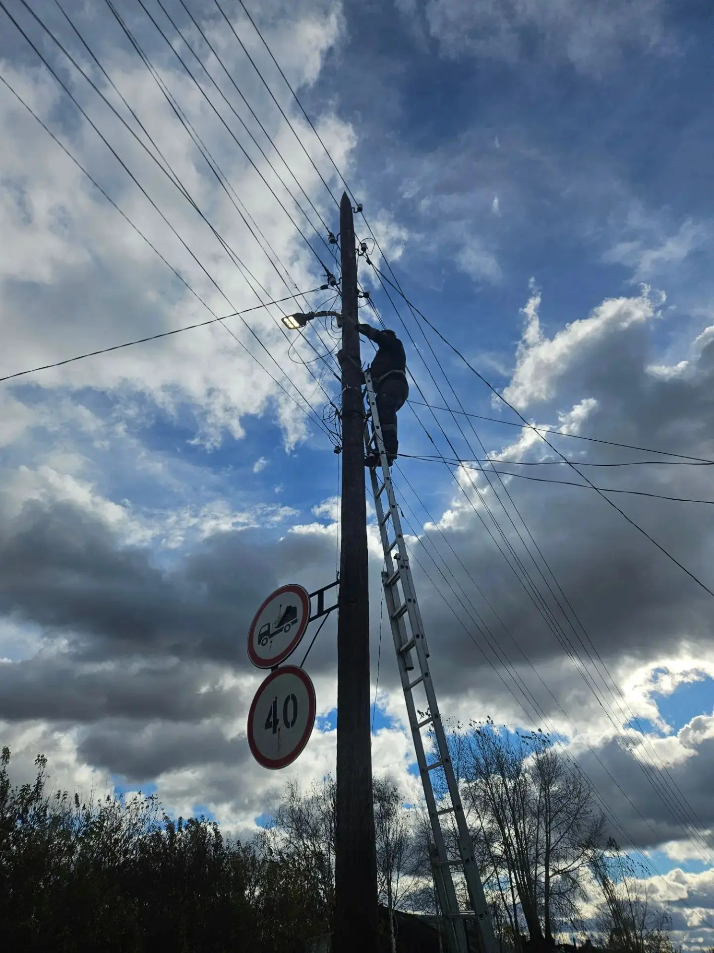 Завершили ремонтные работы по восстановлению уличного освещения в микрорайоне Октябрьск...