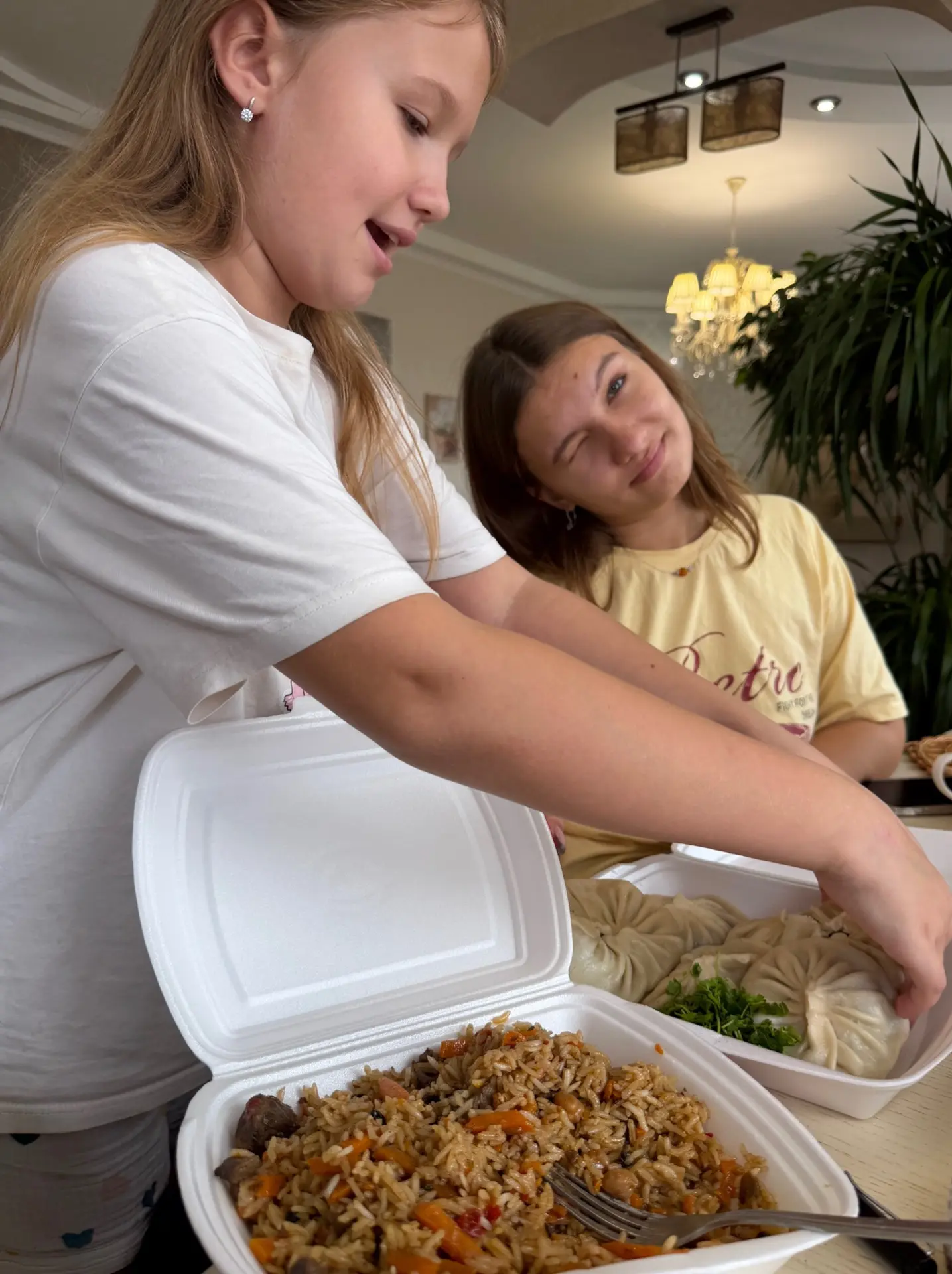 Девчонки на эмоциях пришли из школы после дня самоуправления.Маргарита была завучем, пр...