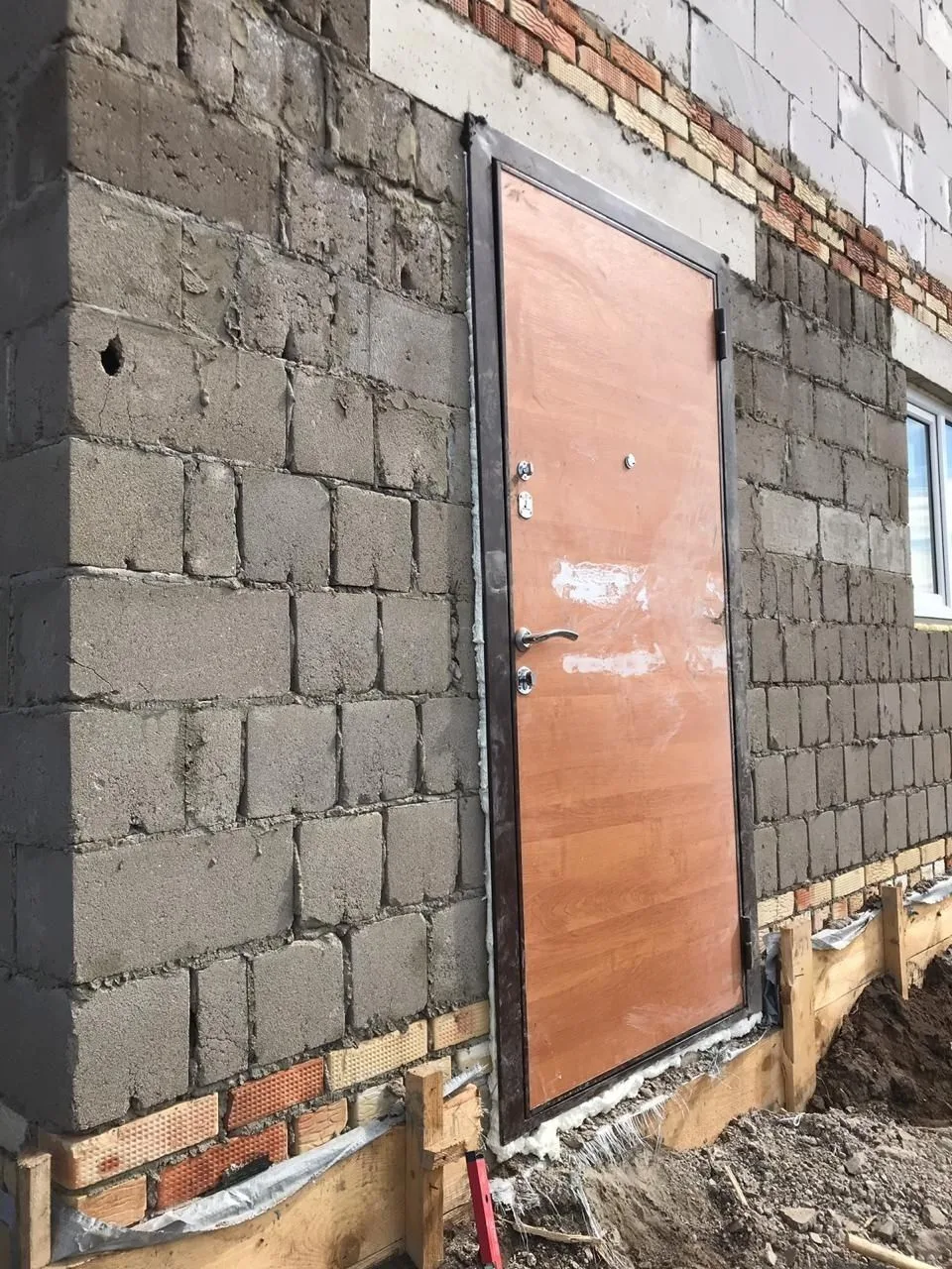 Могу дать номер и вам тоже так установят дверь. И окна могут, вообще все могут. Только ...