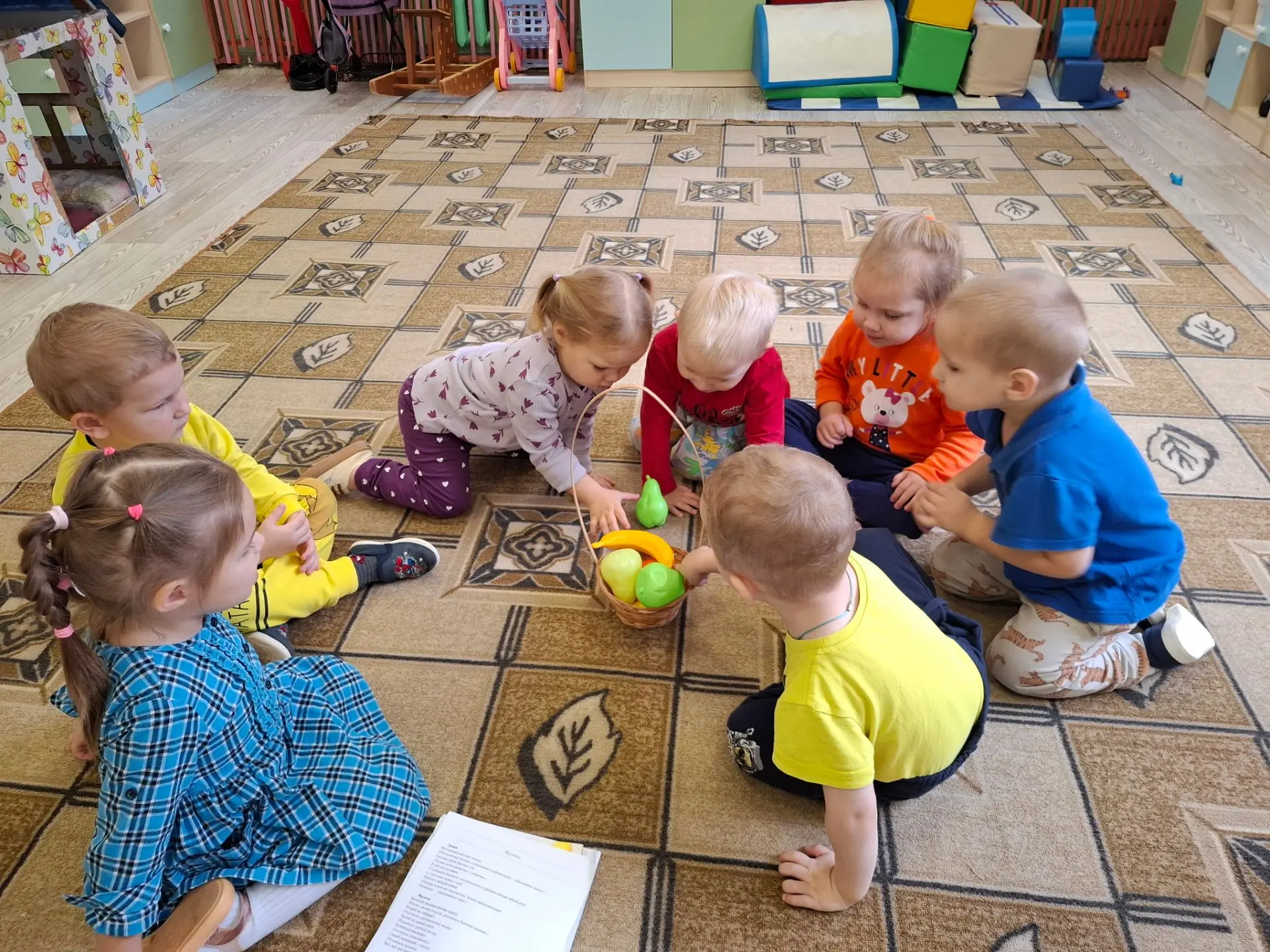 На этой неделе наши малышки отправились в настоящее фруктовое путешествие!