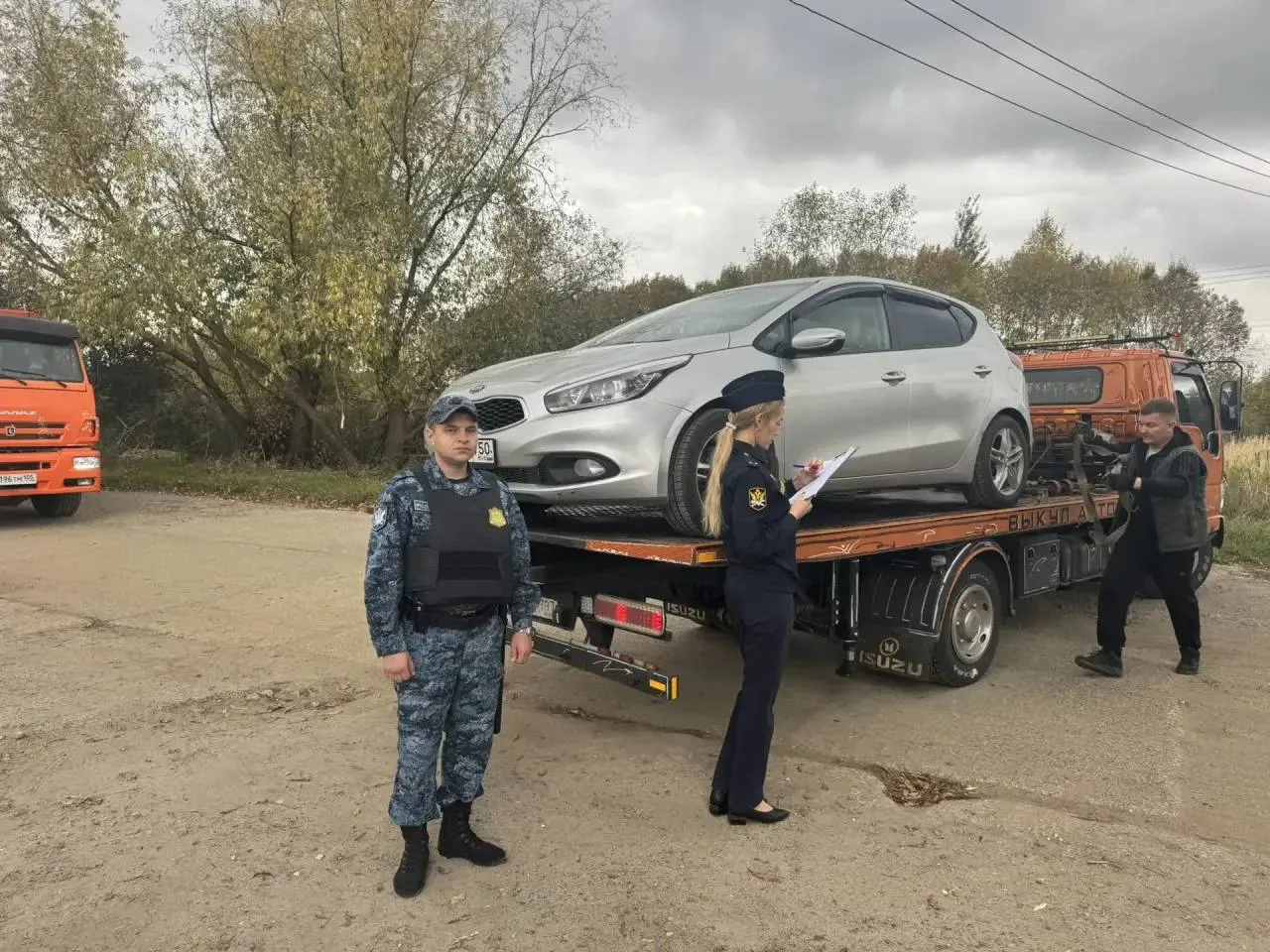 Почти два десятка автомобилей, земельные участки, гаражи, несколько единиц оружия арест...