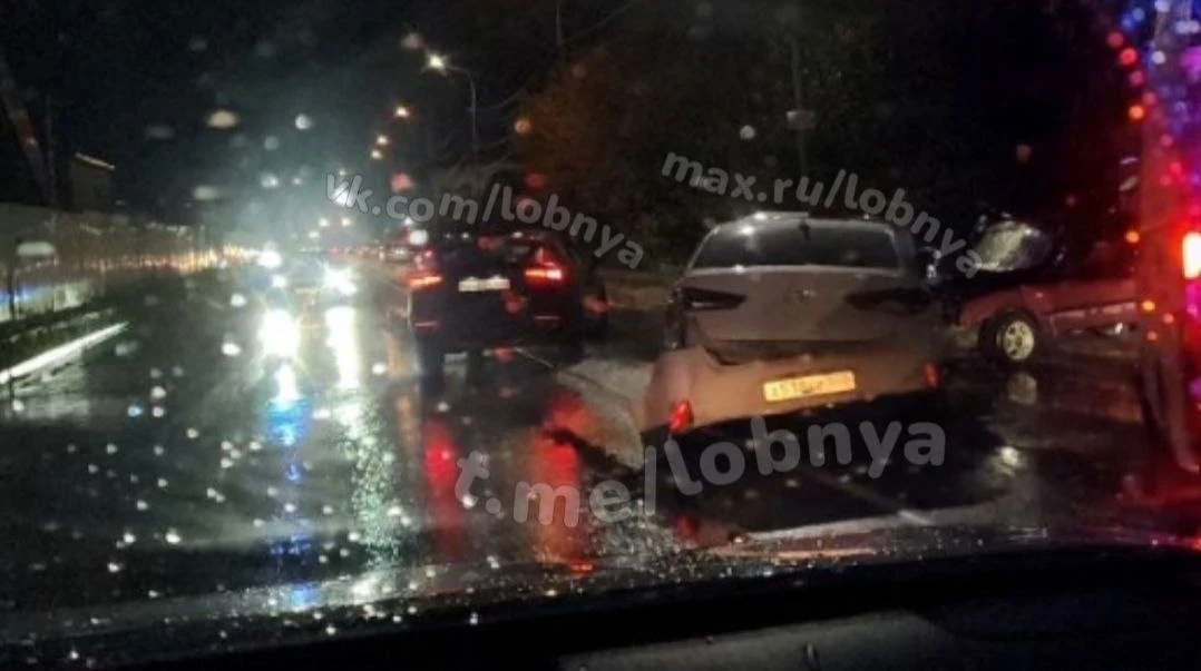 🚨 ДТП в Краснополянском проезде: три машины, полоса перекрыта