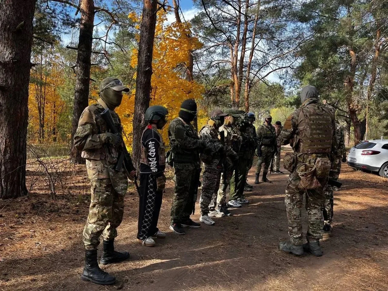 В Сосновом Бору рядом с Марксом участники военно‑спортивного клуба «Спецназовец» прошли...