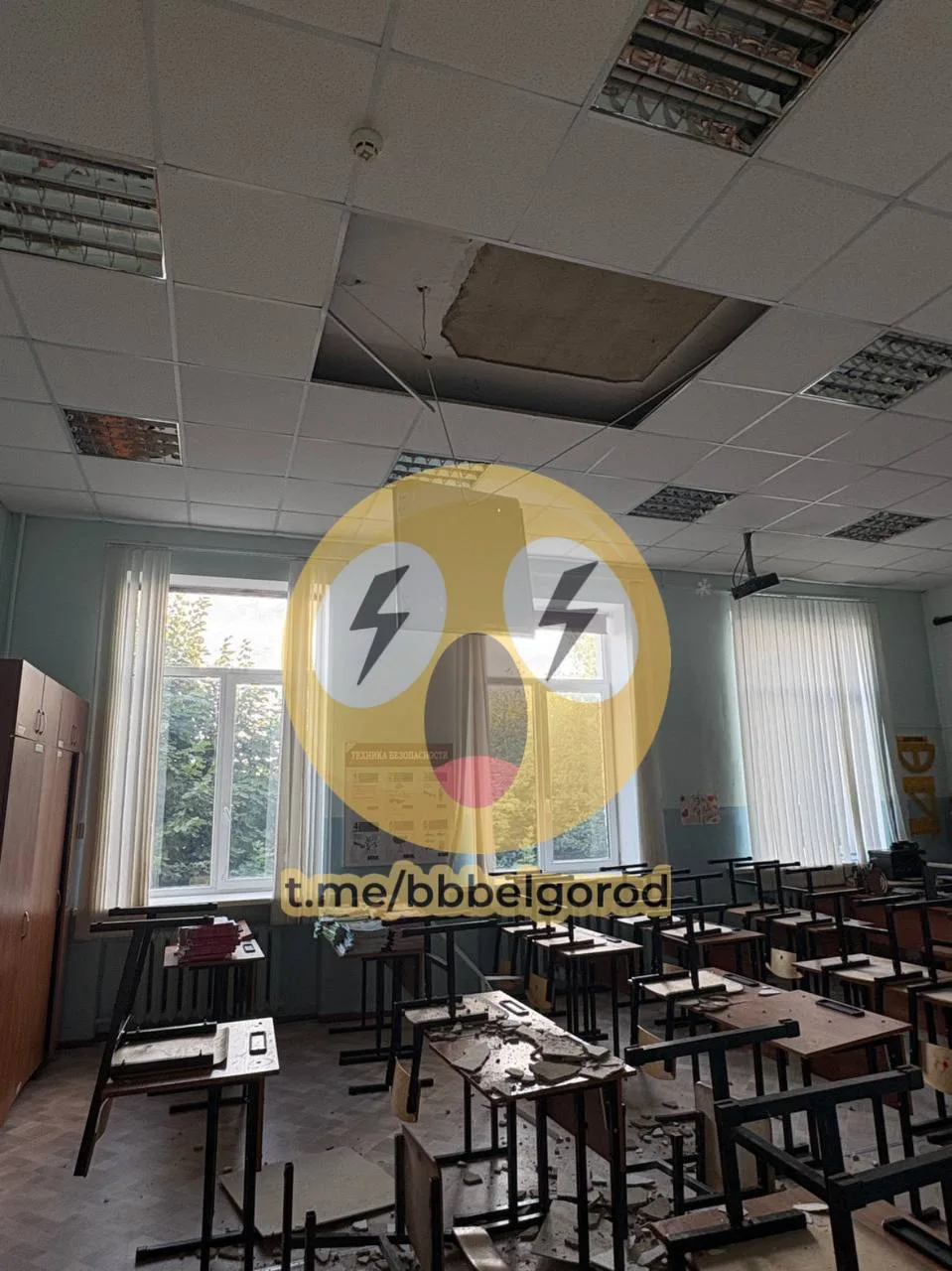 В кабинете школы № 17 с лета не чинят обрушившийся потолок.