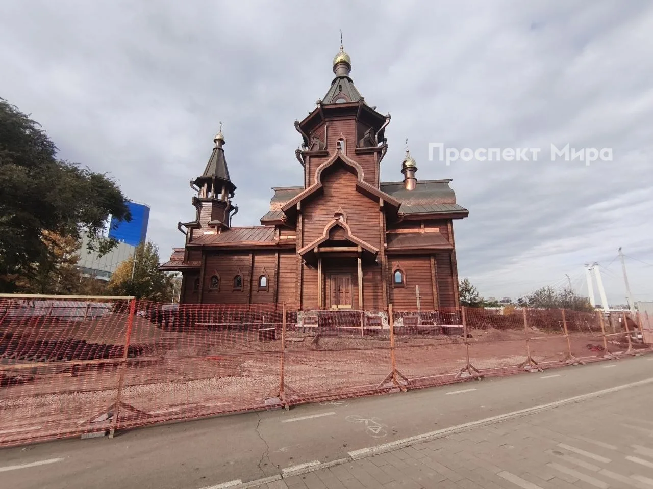 Вокруг деревянного храма на Стрелке убрали строительный забор