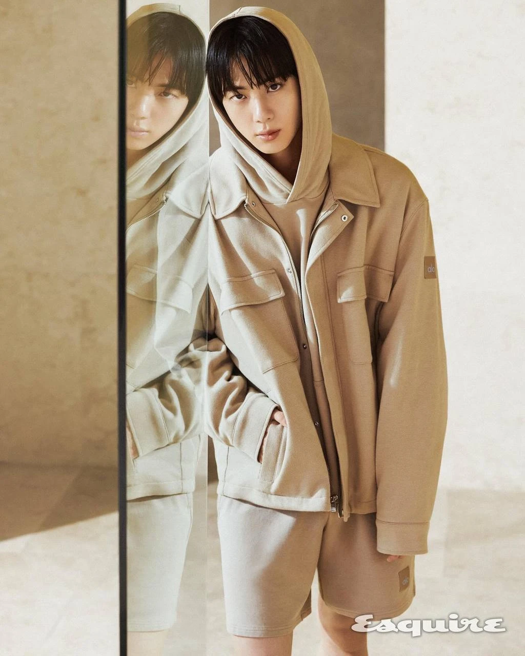 Esquire Korea поделился кадрами из фотосессии alo и Джина из BTS 💜