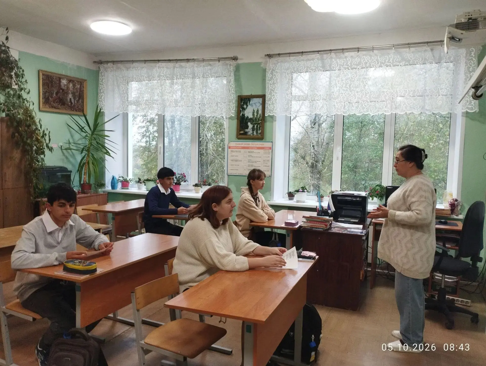 🇷🇺Сегодня утро в нашей школе началось с выноса флага и исполнения гимна Российской Фе...