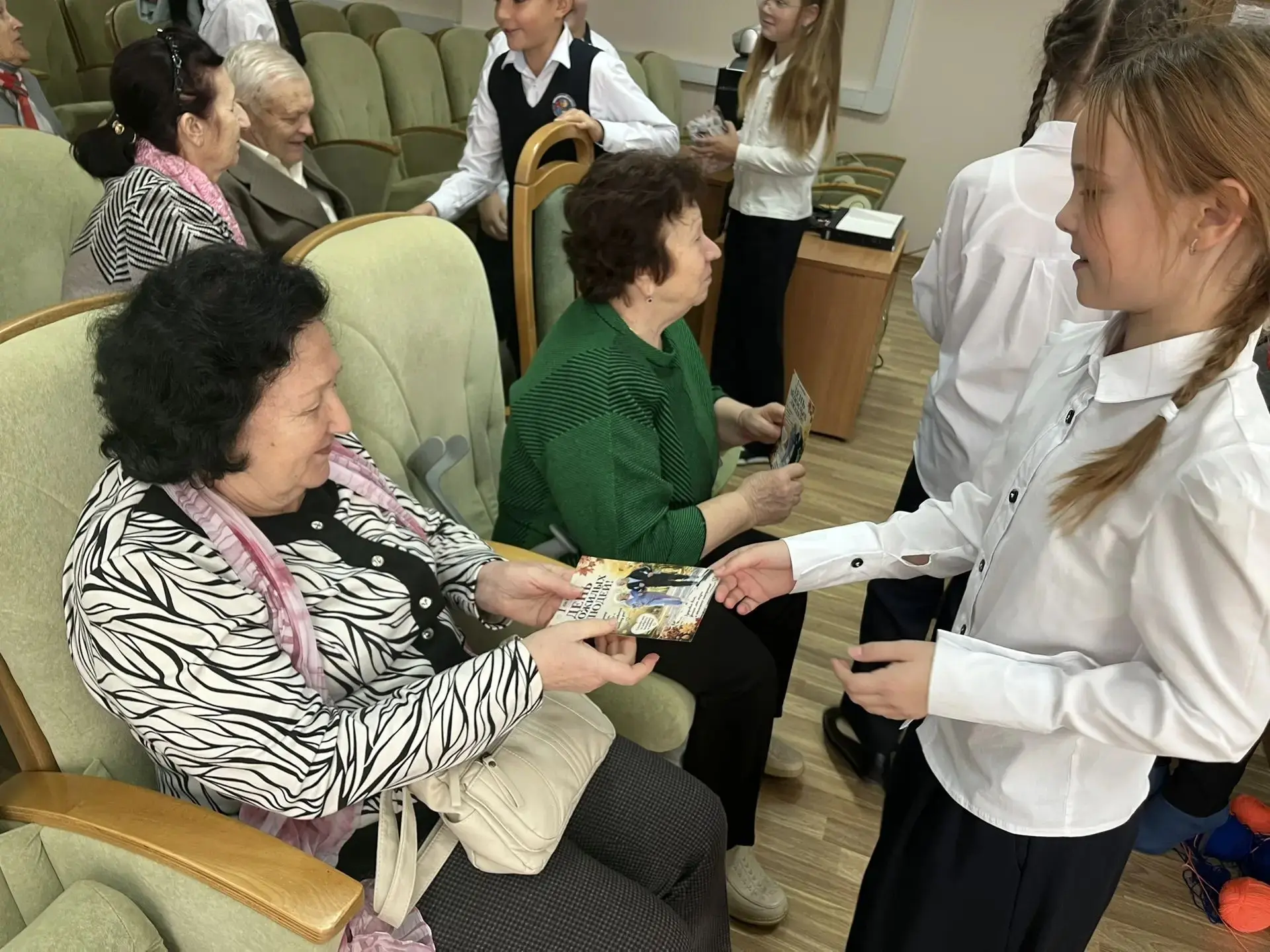 Ребята поздравили гостей с прошедшим праздником, Днем Пожилого человека!😌