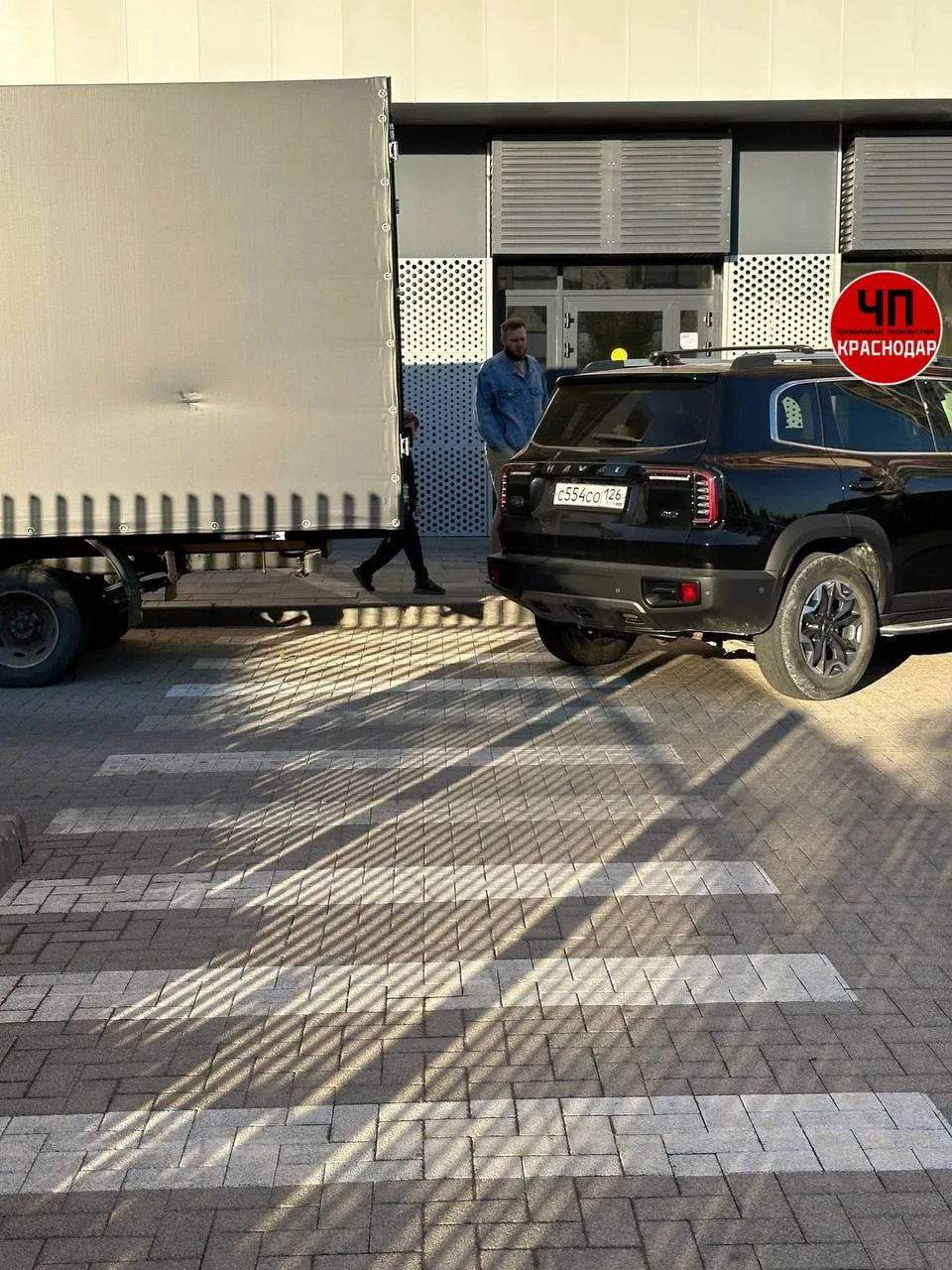 🚸 В Краснодаре школьники вынуждены пробираться между припаркованными машинами.