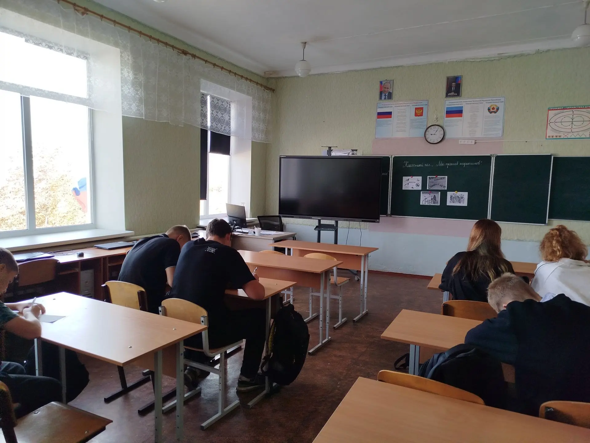 13 октября в ГБОУ ЛНР «Володарский УВК им. О. Кошевого» для учащихся 9 класса прошёл кл...