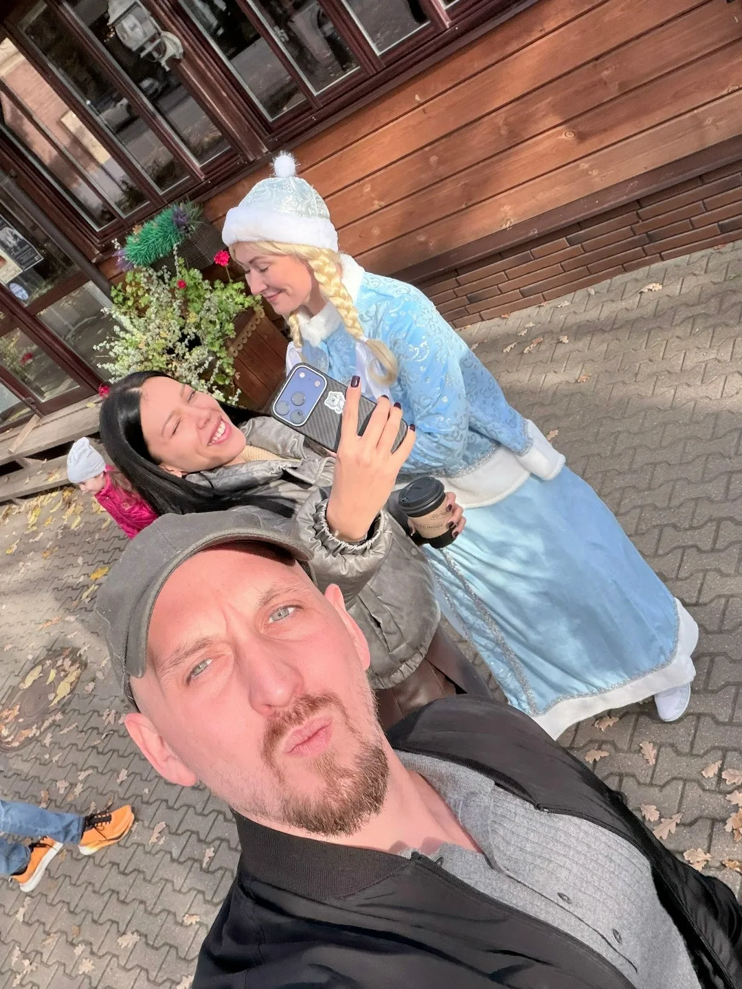 Очень неожиданно в Новгород новый год пришел)) вот уже успели пофоткаться со снегуркой ...