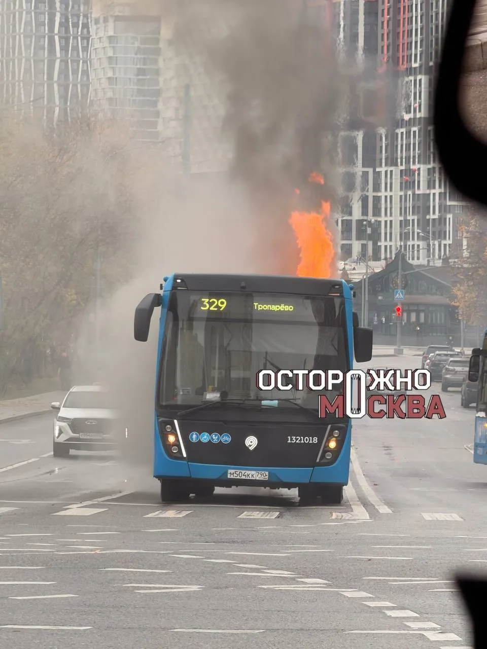 Рейсовый автобус загорелся на западе Москвы рядом с МЦД Матвеевское.