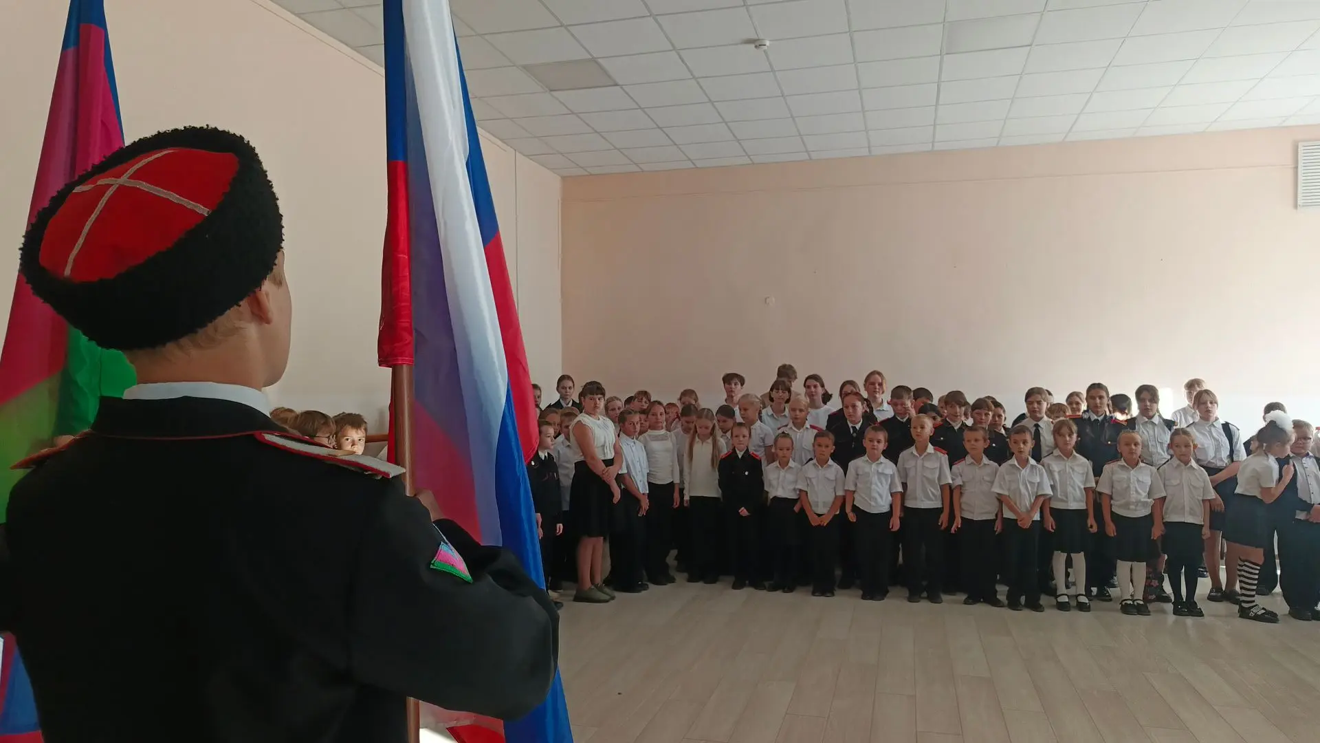 Новая рабочая неделя в МБОУ СОШ 18 им. И. А. Мироненко началась с традиционной торжеств...