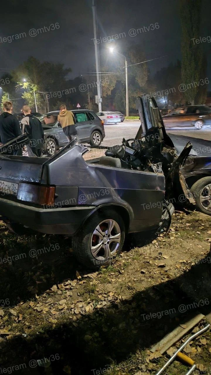 Автомобиль разорвало после ужасной аварии на улице Ростовской 13 октября