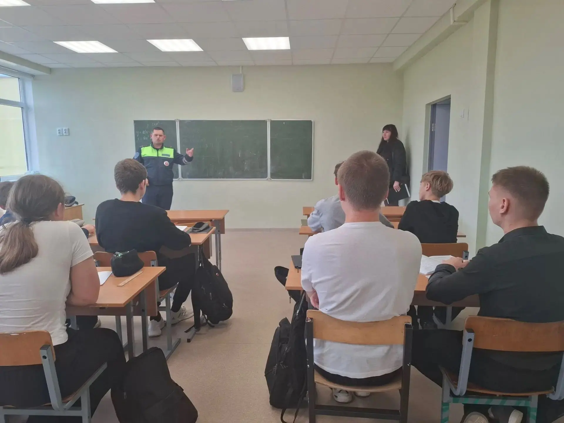 В гостях у школьников: к хиславичским ребятам заглянули инспекторы ДПС
