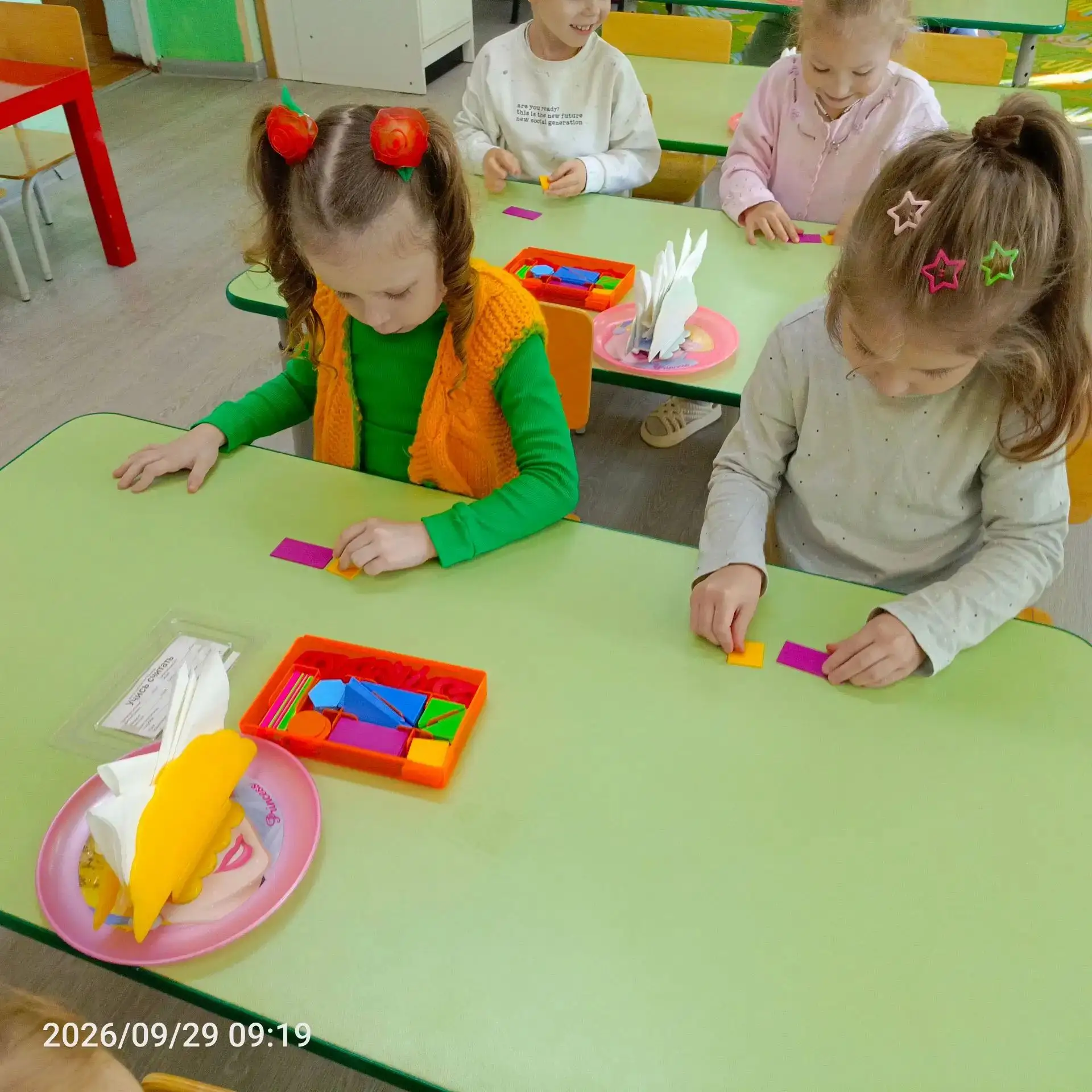 В  группе "Чебурашка"  прошло увлекательное занятие по конструированию из геометрически...