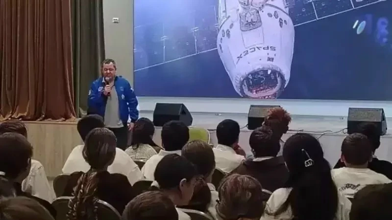 В Кисловодске школьники встретились с космонавтом Олегом Скрипочкой