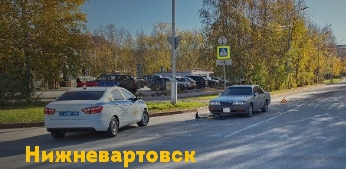 В Нижневартовске водитель сбил двух девочек, которые ехали на одном электросамокате