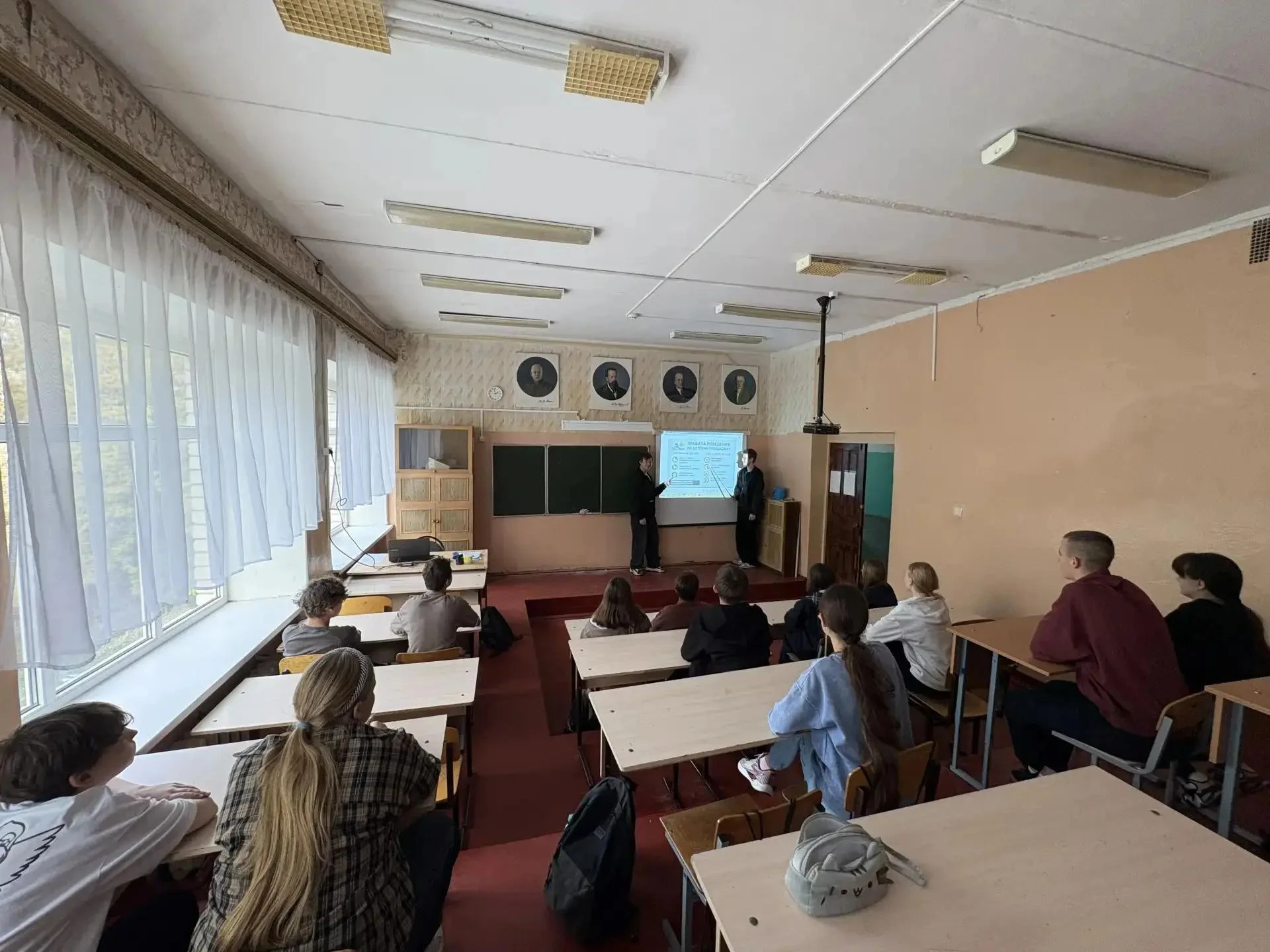 В 8Б классе 8 октября прошёл классный час на тему «Правила поведения на детской площадке»
