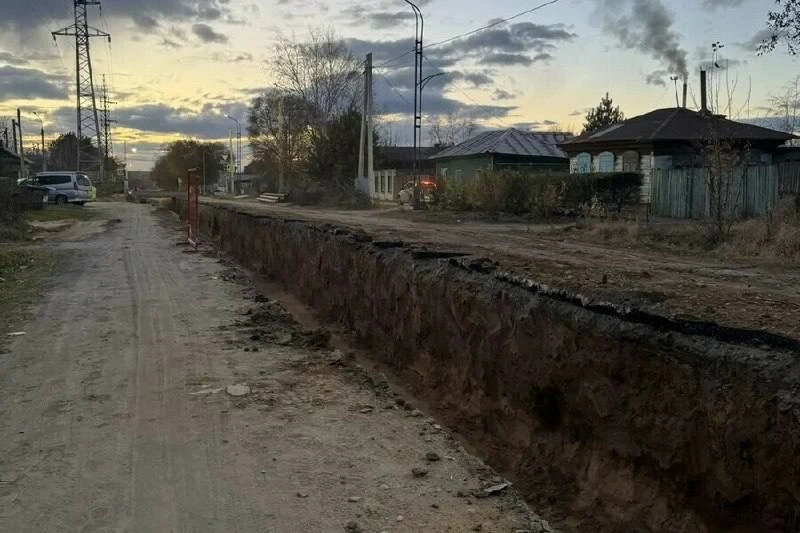 🚧 На Октябрьской траншея отрезала три дома от дороги