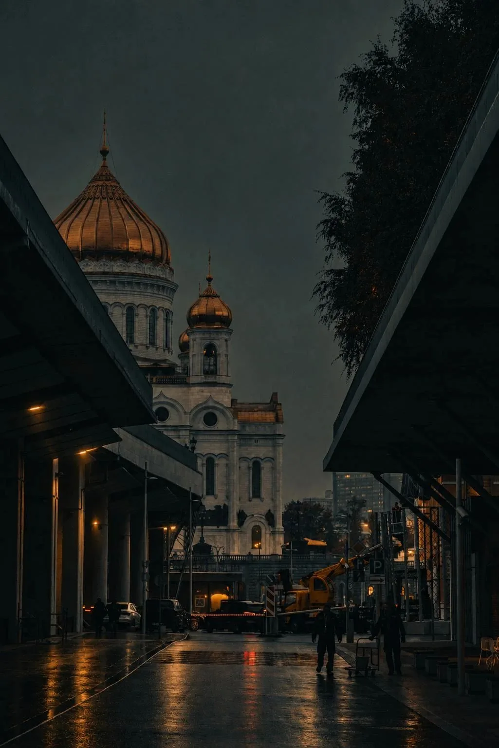 Дождливая Москва в сумерках превращается в настоящий кинематограф.