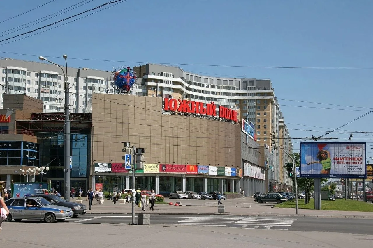 Перекрёсток проспекта Славы и Пражской улицы, торговый комплекс «Южный полюс»
