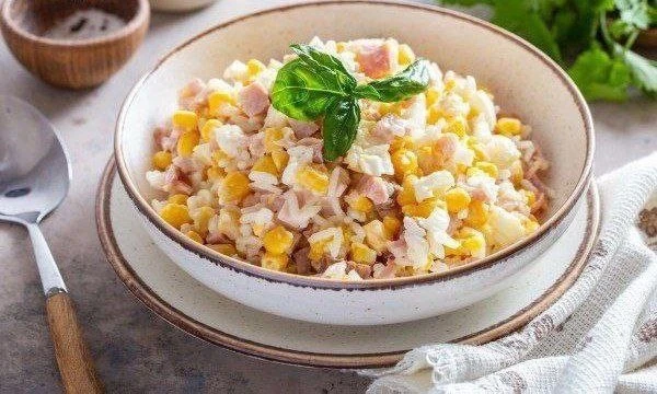 Салат с копчёной курицей, который отлично подойдет на каждый день 🥗