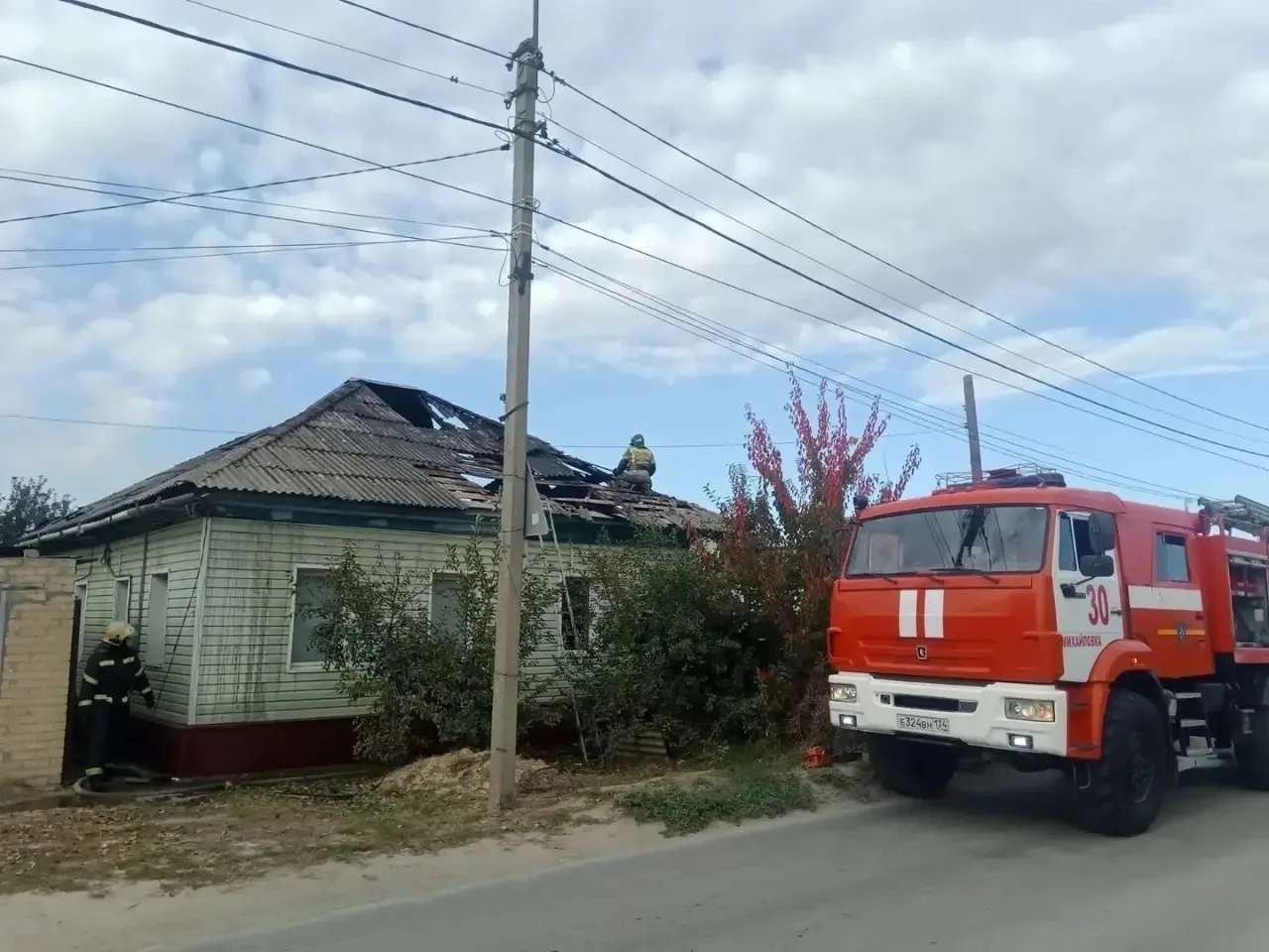 В Михайловке серьезный пожар уничтожил крышу частного дома. Информация о пожаре появила...