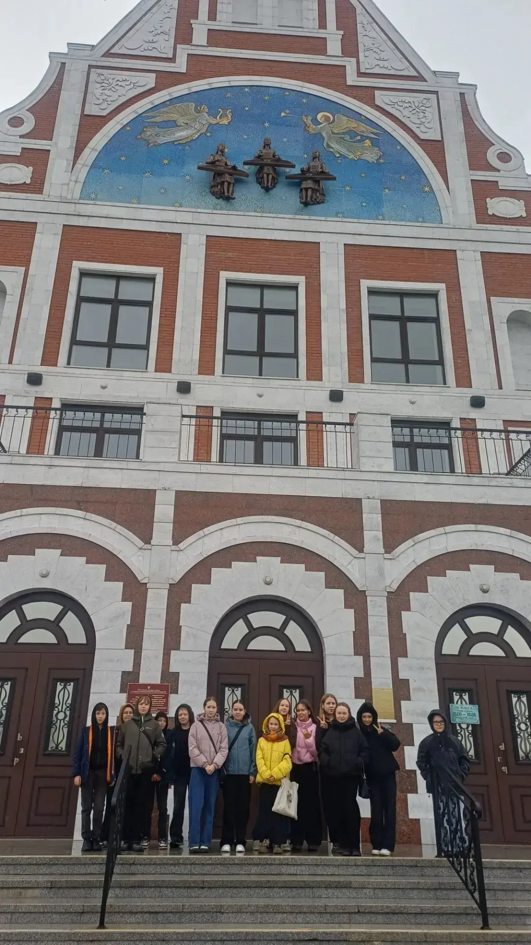 10 октября учащиеся 6В класса посетили мюзикл "Алиса в стране чудес" Марийского театра ...
