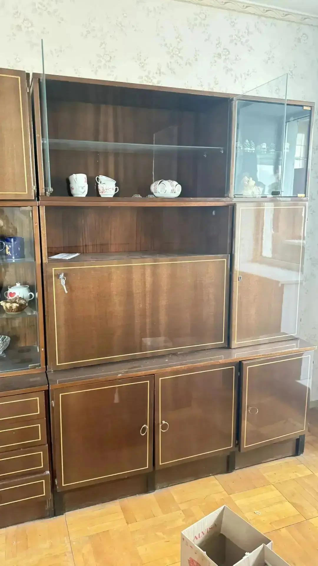 Отдадим стенку, посуду срочно, все в хорошем состоянии. Тел. +79509485710.