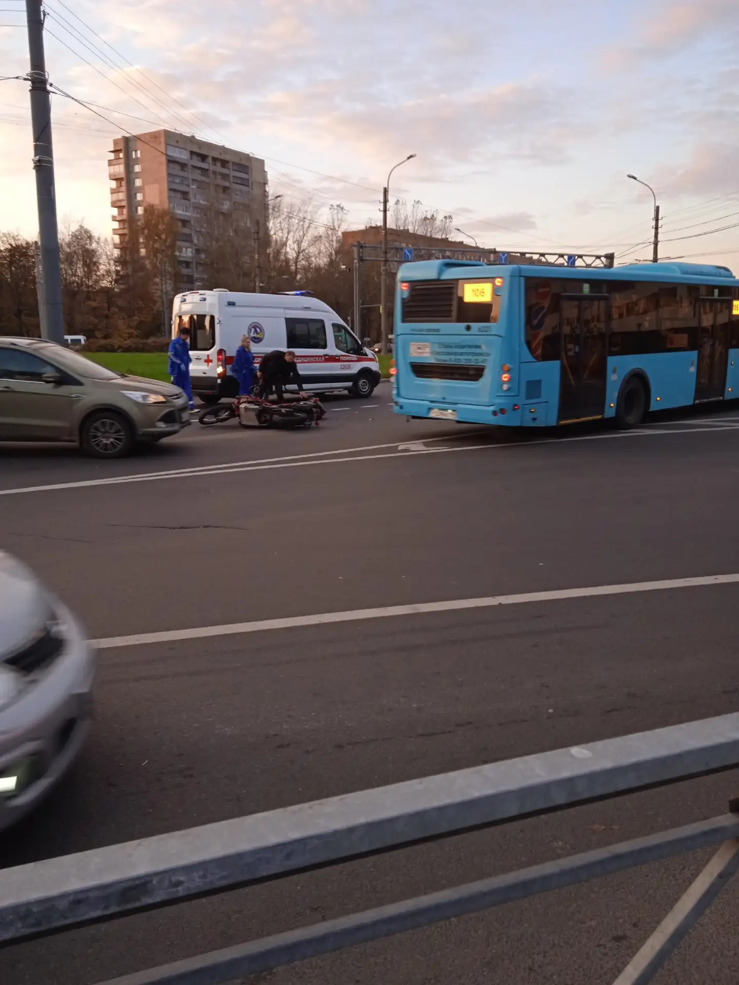 Сбили мотоциклиста на кольце Энергетиков/шоссе Революции. Актуально на 17-15. Лежащий м...