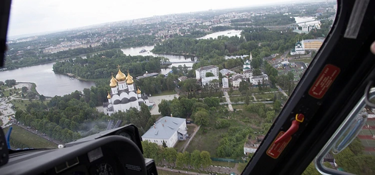 Второй день над Ярославлем кружит вертолет. В аэропорту «Золотое кольцо» пояснили, что ...