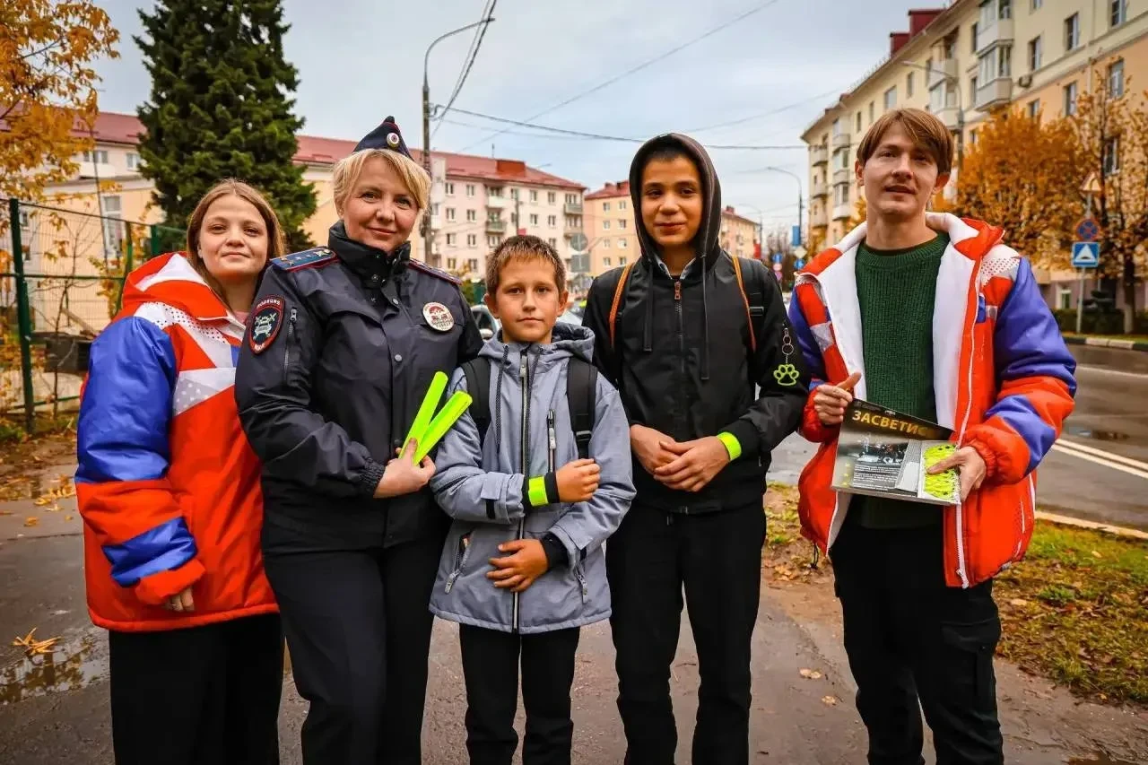 В Клину детей учат быть заметнее на дороге. Возле лицея имени Менделеева прошла акция З...
