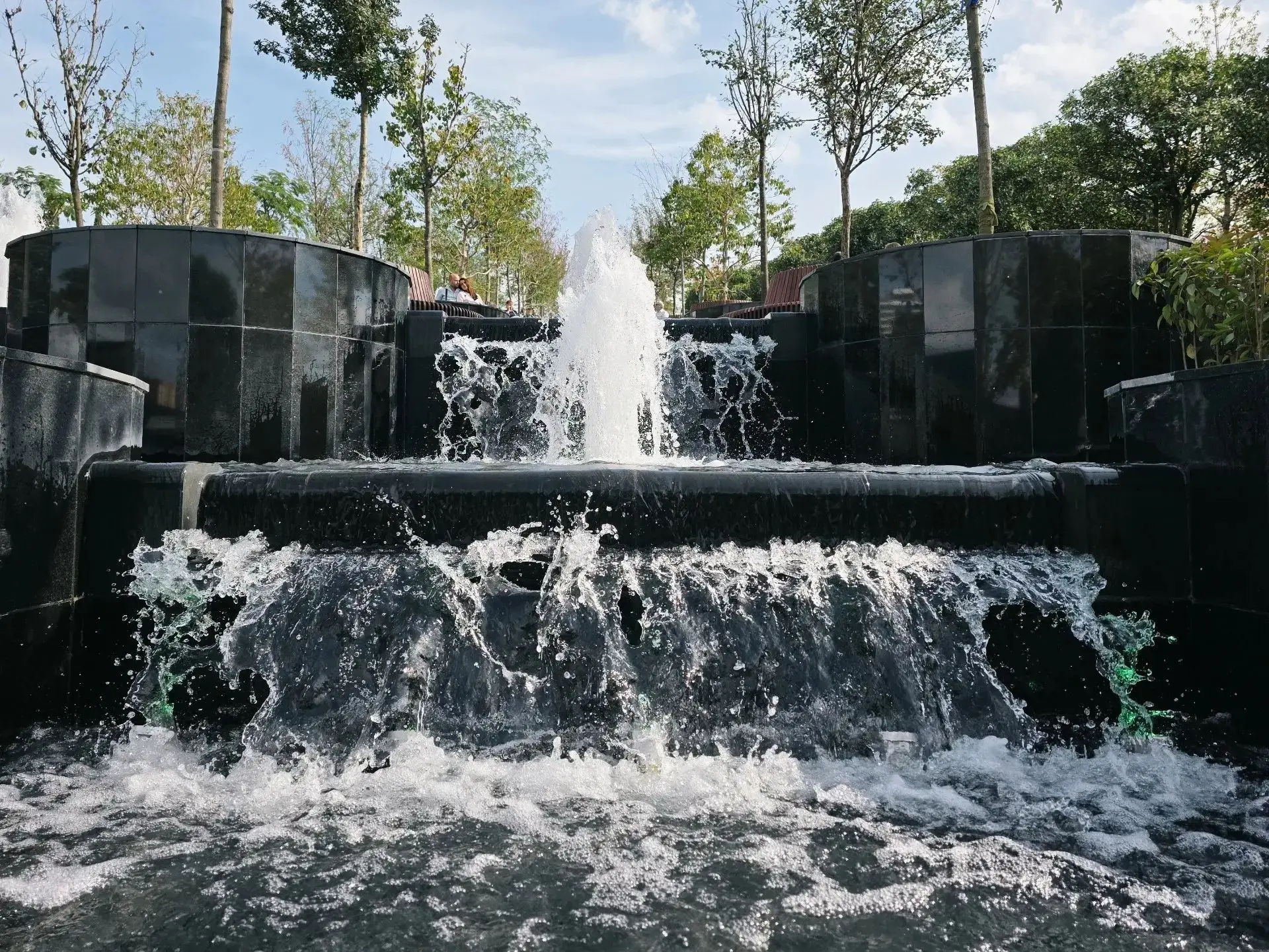 В парке «Краснодар» запустили Каскадный фонтан «10 ступеней» ⛲ Вода переливается по сту...