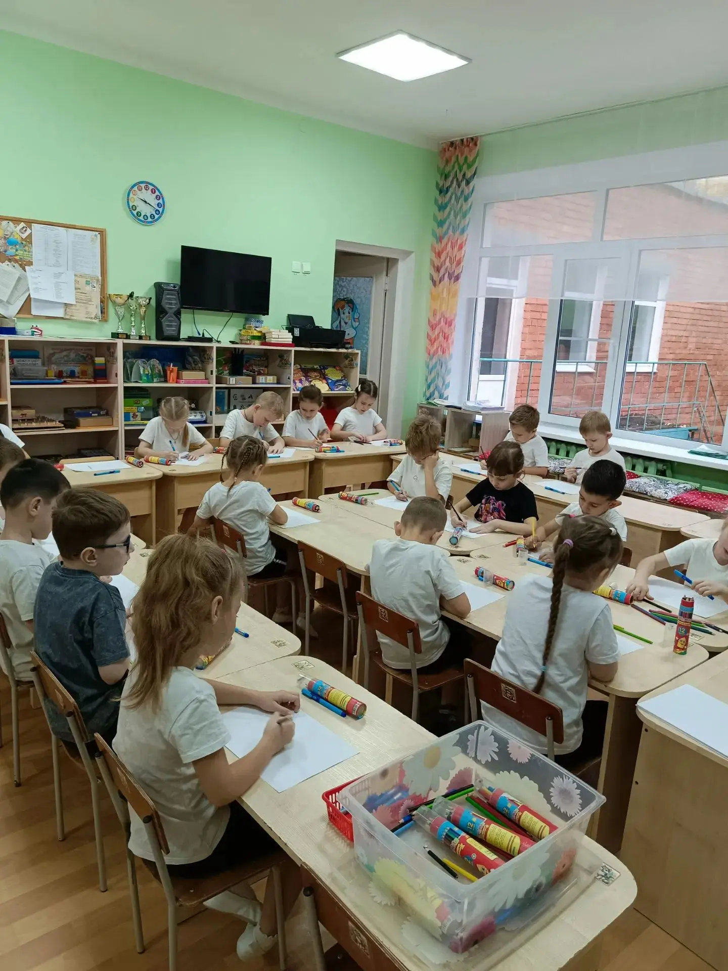 На занятии по подготовке детей к школе "Скоро идти в школу" рисовали "Школу моей мечты"...