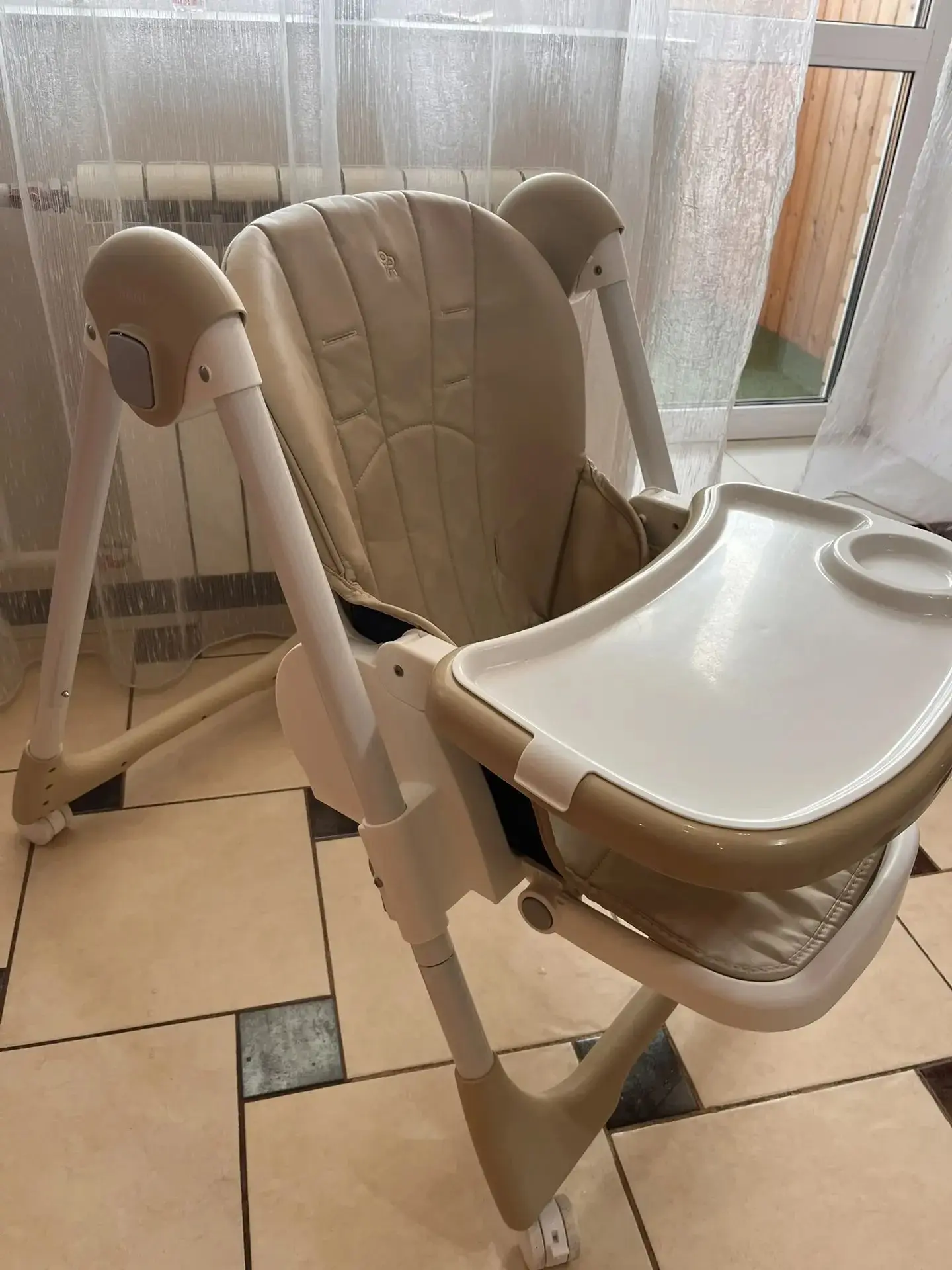 Продам стульчик, чуть сломан стол(1000р)