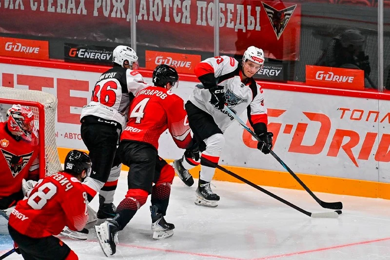 🏒 ХК «Тамбов» не справился с «Омскими Крыльями» на старте выездной серии