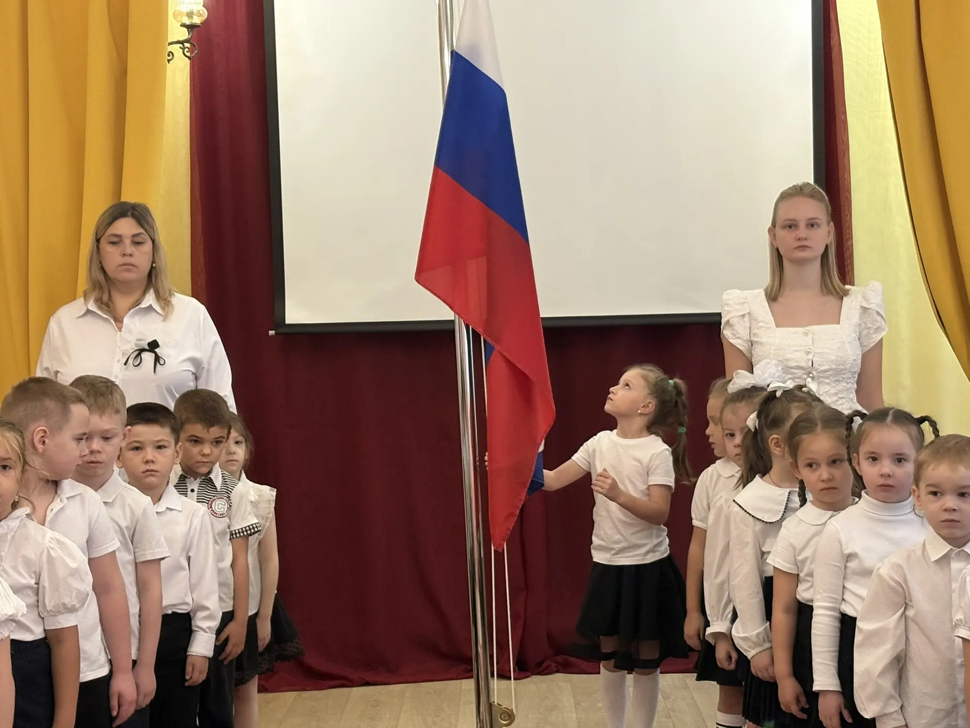 Торжественное поднятие флага 🇷🇺🇷🇺🇷🇺
