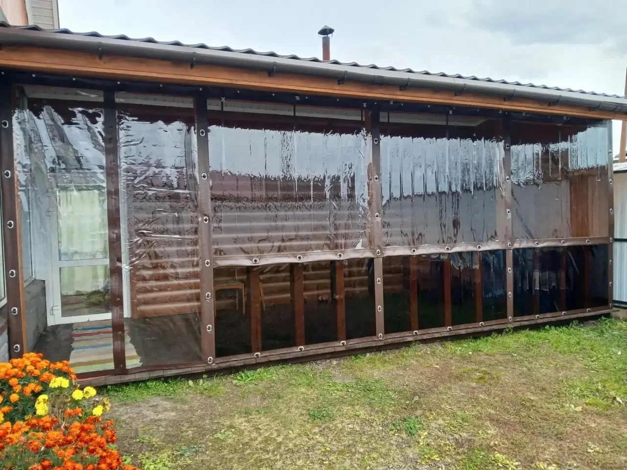 Закончили монтаж мягких окон на веранде 😊 Окантовку сделали коричневой, под цвет дерев...