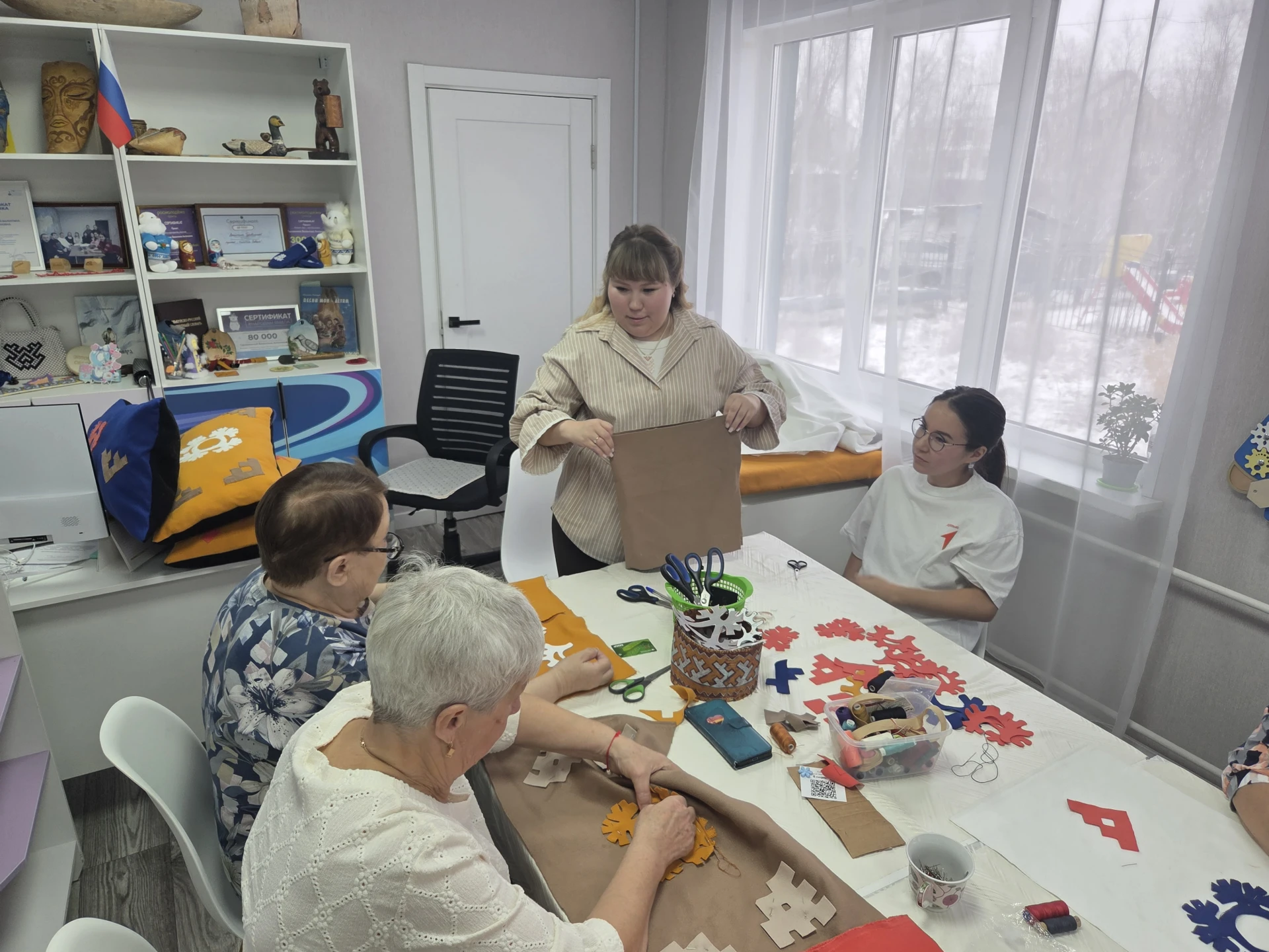 🧵 Тёплое дело с северным узором: мастерицы и ветераны в Красноселькупе шьют подушки дл...