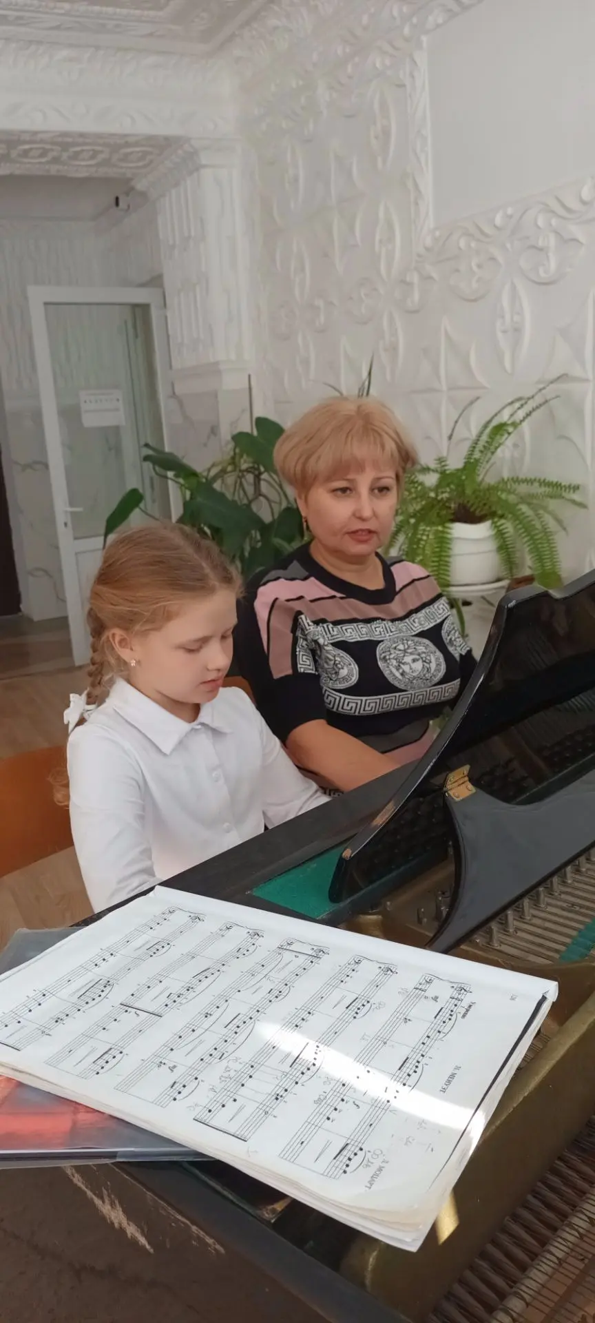 Занятие в классе фортепиано.