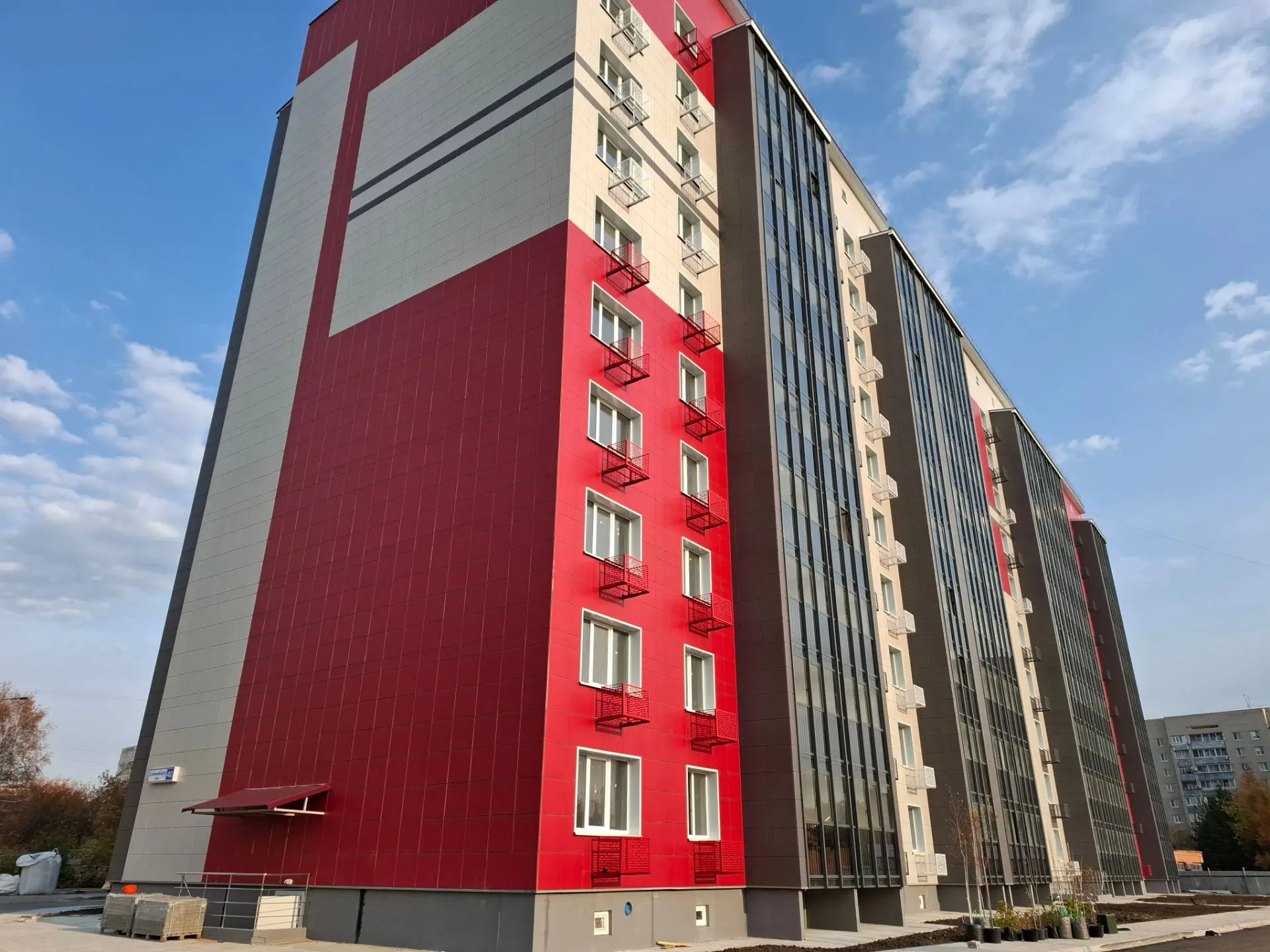 На ул. Дзержинского завершено возведение 10-этажного дома.
