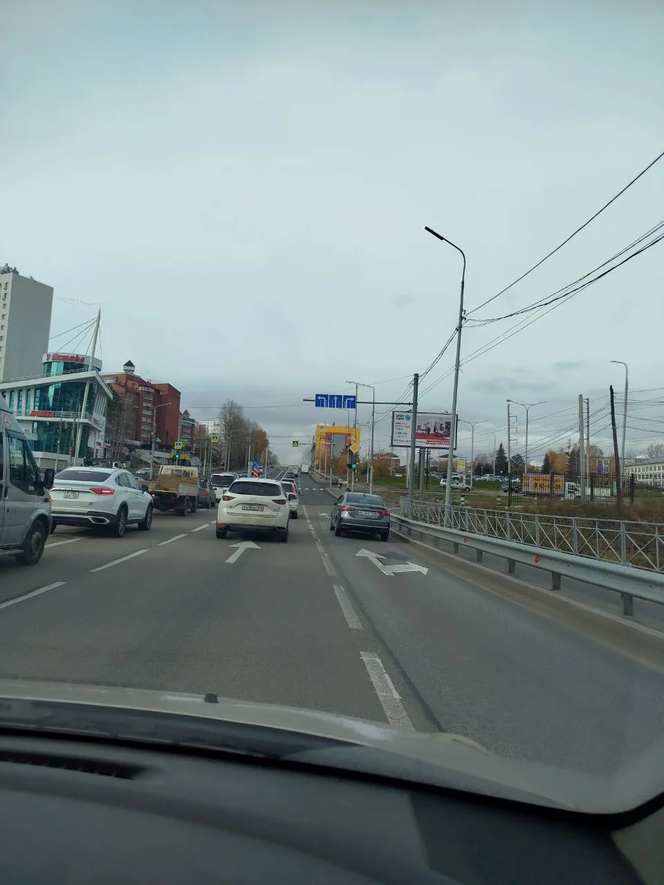 #ПДД Если уж и разрешаете движение прямо с правой полосы, то и знак поменяйте!!!